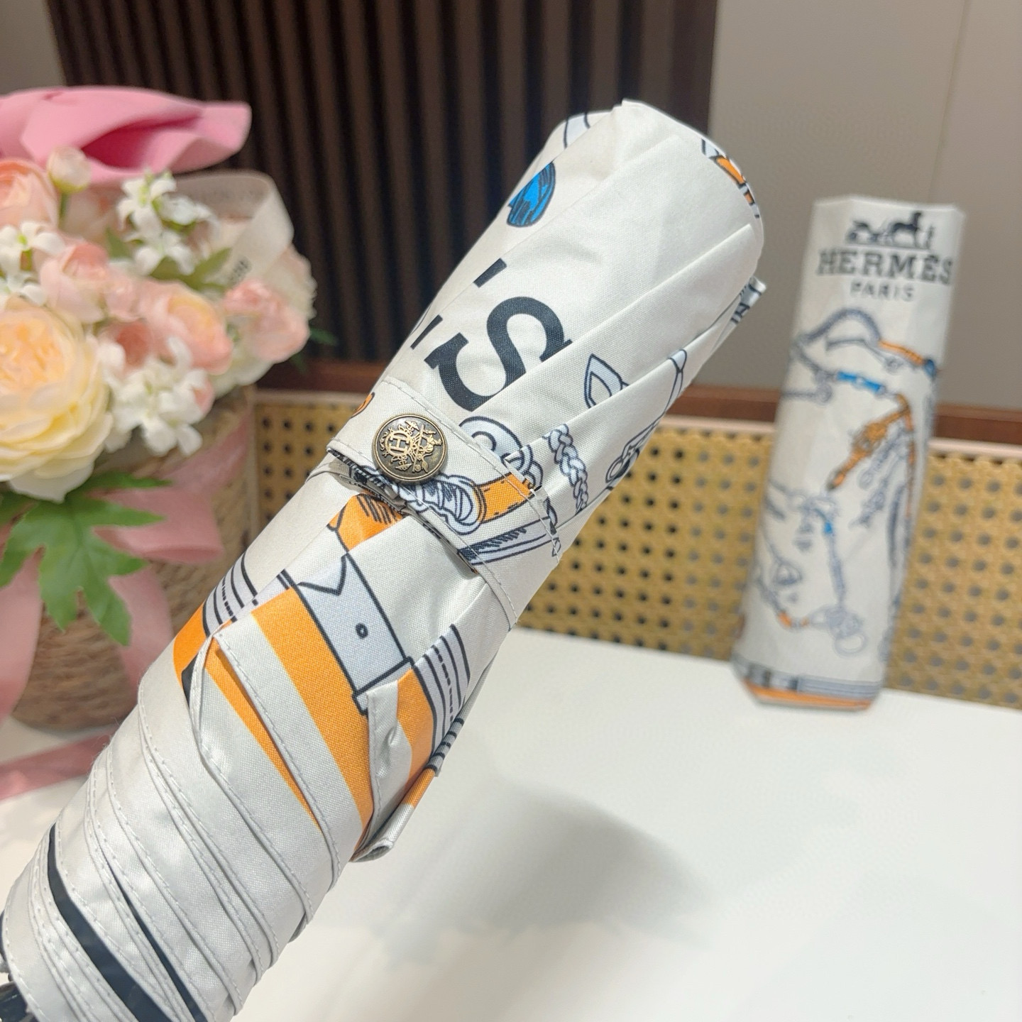 爱马仕（Hermès）   新款 极品H家三折自动伞重磅呈现 以其精湛的工艺技术和源源不断的想像力 新涂