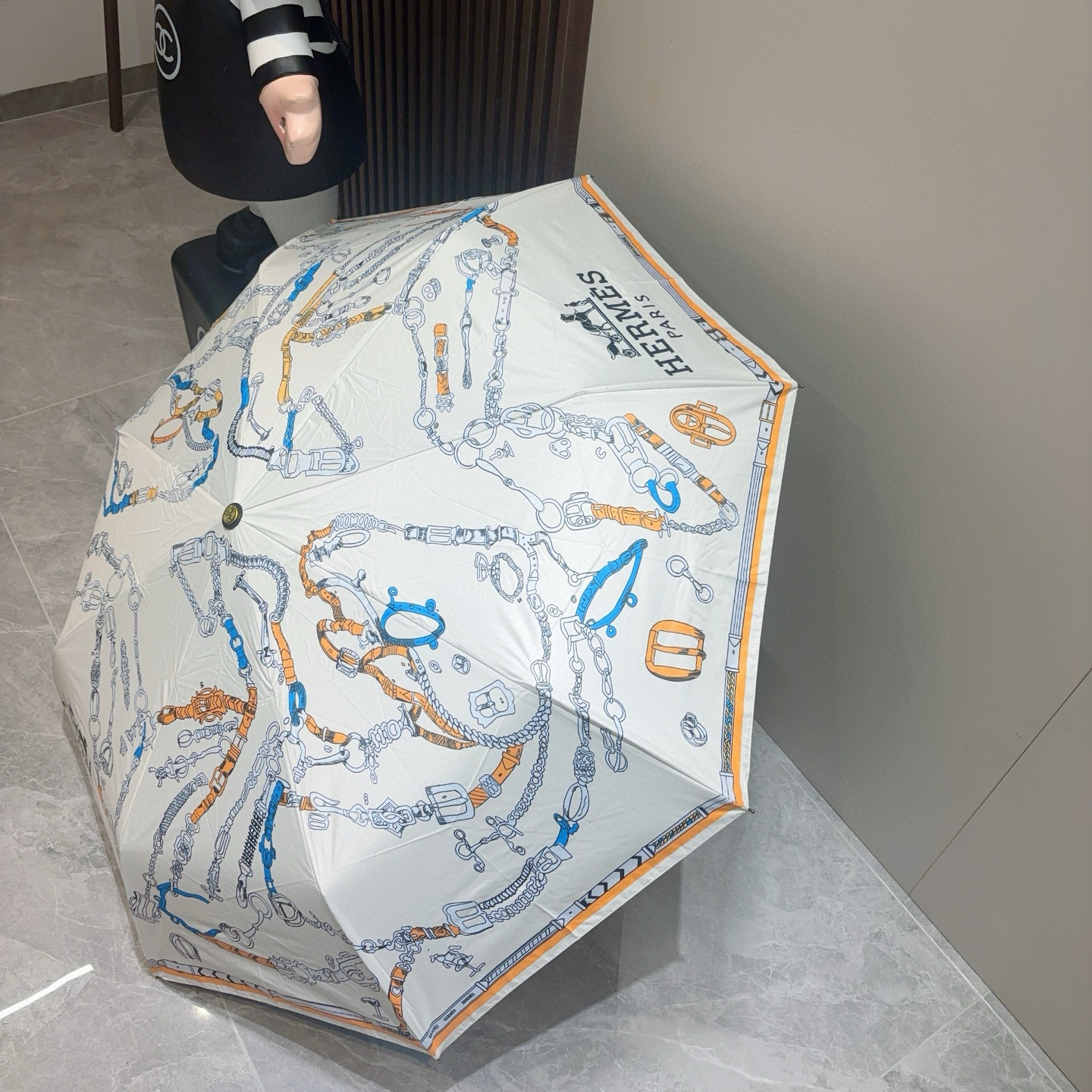 爱马仕（Hermès）   新款 极品H家三折自动伞重磅呈现 以其精湛的工艺技术和源源不断的想像力 新涂
