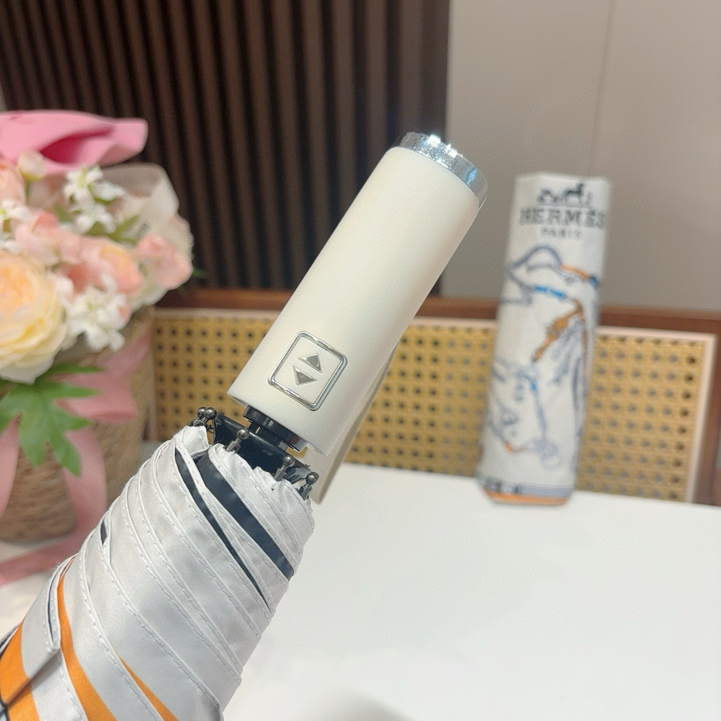 爱马仕（Hermès）   新款 极品H家三折自动伞重磅呈现 以其精湛的工艺技术和源源不断的想像力 新涂