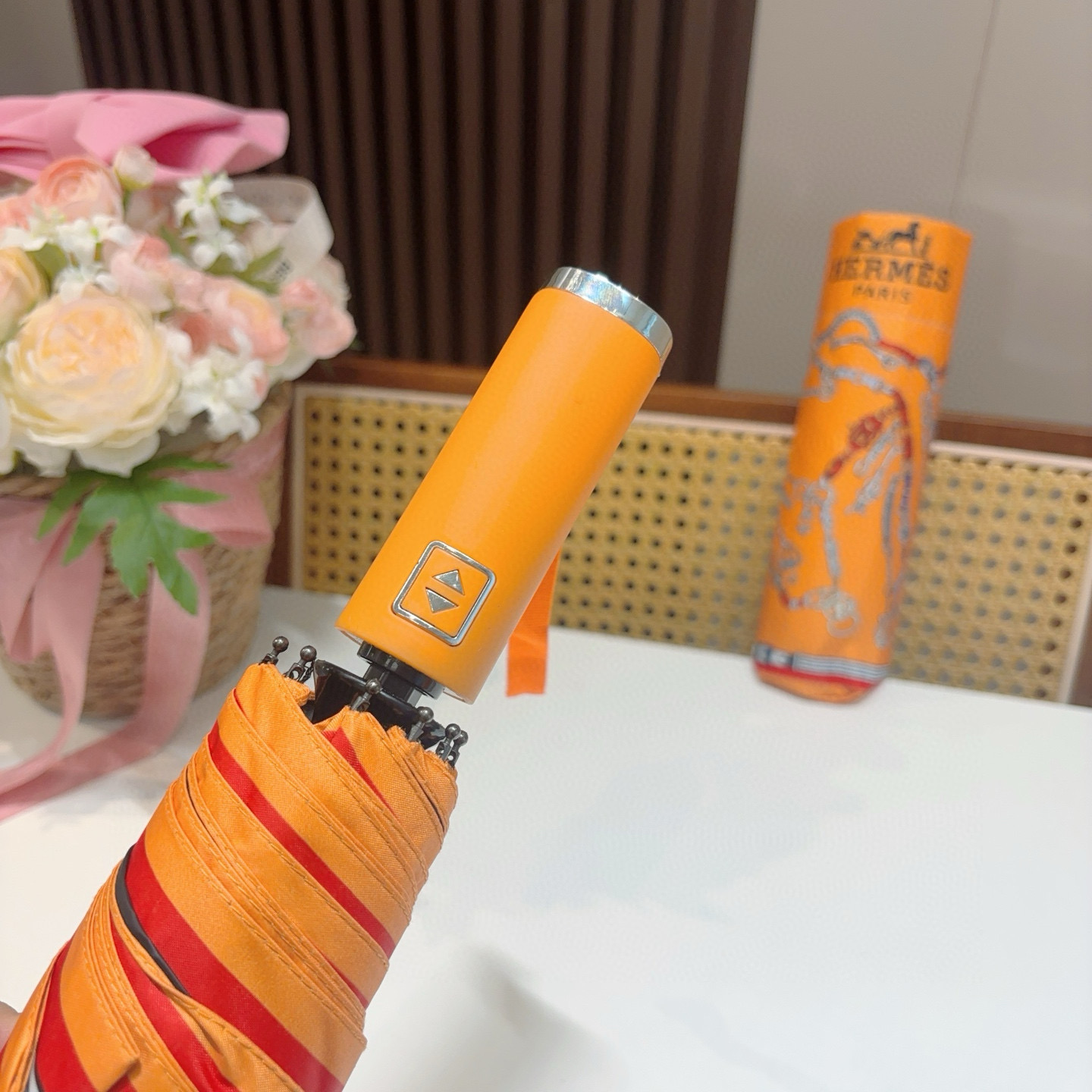 爱马仕（Hermès）   新款 极品H家三折自动伞重磅呈现 以其精湛的工艺技术和源源不断的想像力 新涂