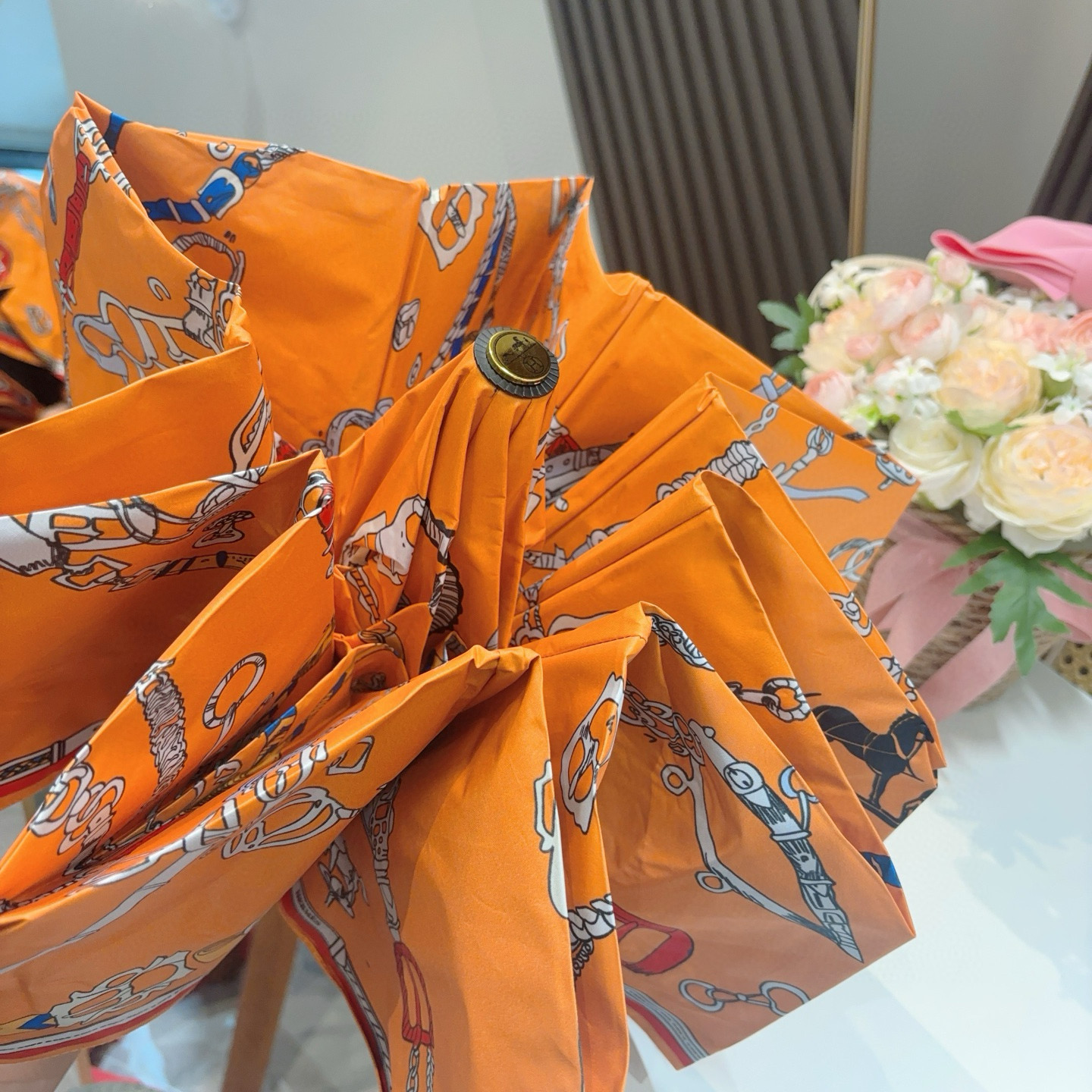 爱马仕（Hermès）   新款 极品H家三折自动伞重磅呈现 以其精湛的工艺技术和源源不断的想像力 新涂