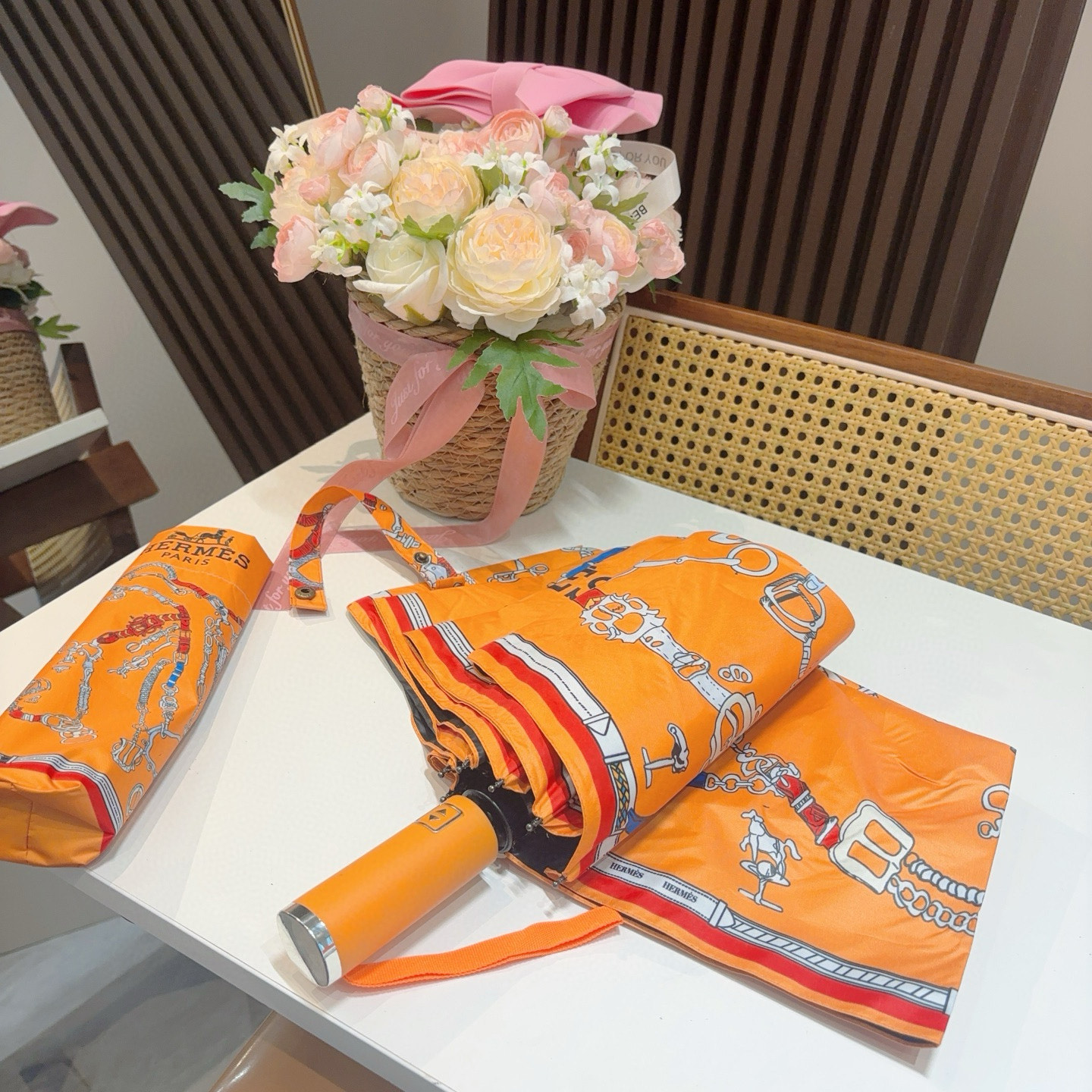 爱马仕（Hermès）   新款 极品H家三折自动伞重磅呈现 以其精湛的工艺技术和源源不断的想像力 新涂