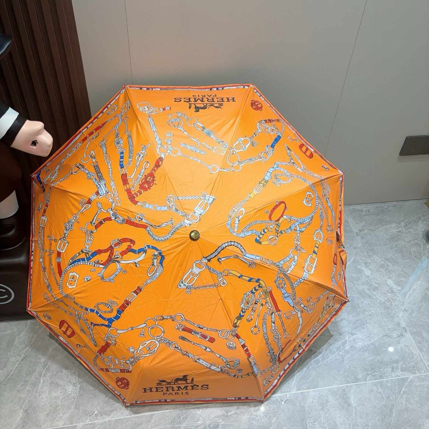 爱马仕（Hermès）   新款 极品H家三折自动伞重磅呈现 以其精湛的工艺技术和源源不断的想像力 新涂