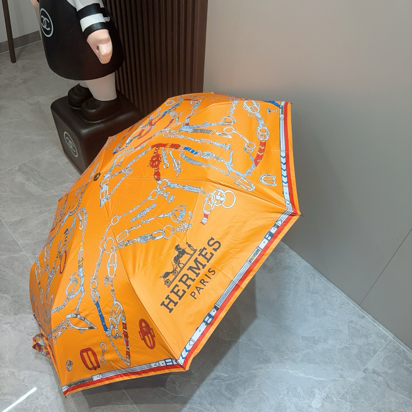 爱马仕（Hermès）   新款 极品H家三折自动伞重磅呈现 以其精湛的工艺技术和源源不断的想像力 新涂