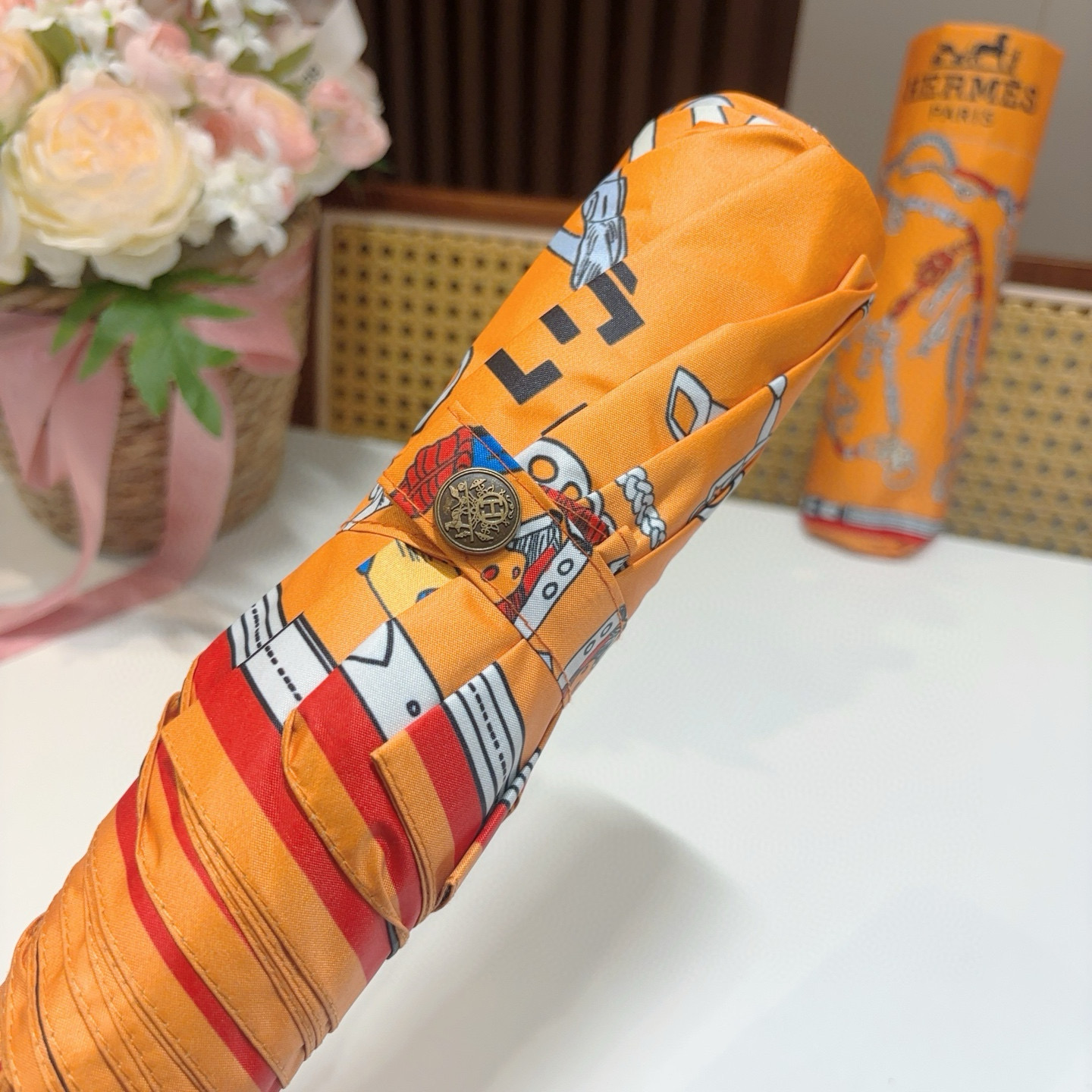 爱马仕（Hermès）   新款 极品H家三折自动伞重磅呈现 以其精湛的工艺技术和源源不断的想像力 新涂