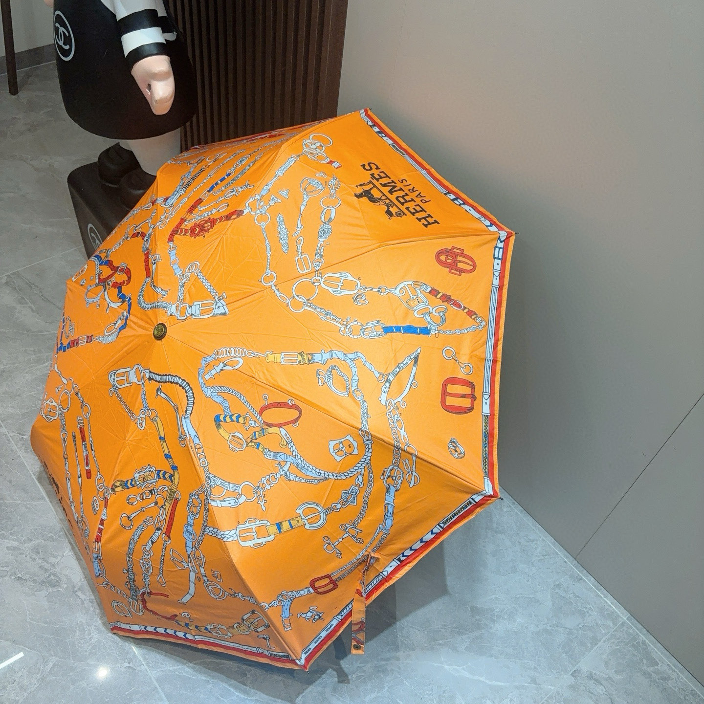 爱马仕（Hermès）   新款 极品H家三折自动伞重磅呈现 以其精湛的工艺技术和源源不断的想像力 新涂