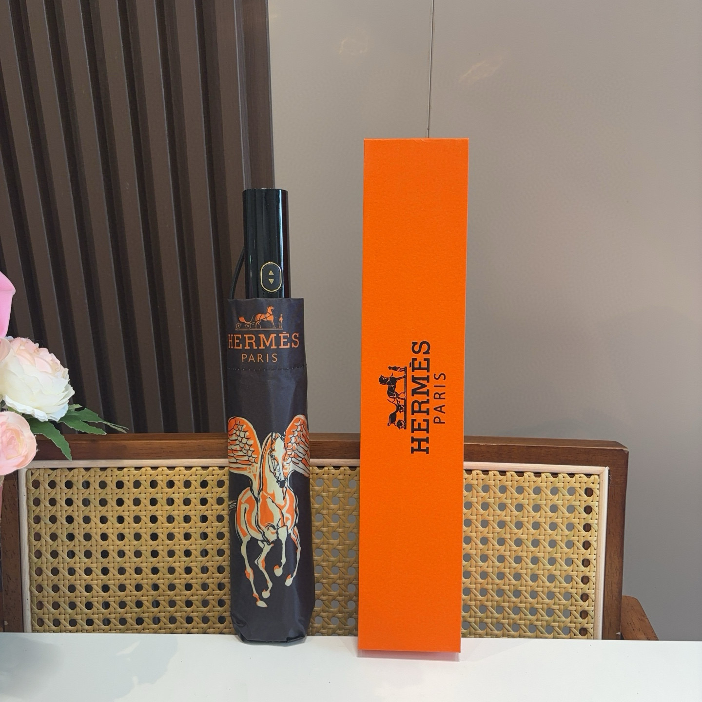 爱马仕（Hermès）新款飞马 极品H家三折自动伞重磅呈现 以其精湛的工艺技术和源源不断的想像力 新涂层