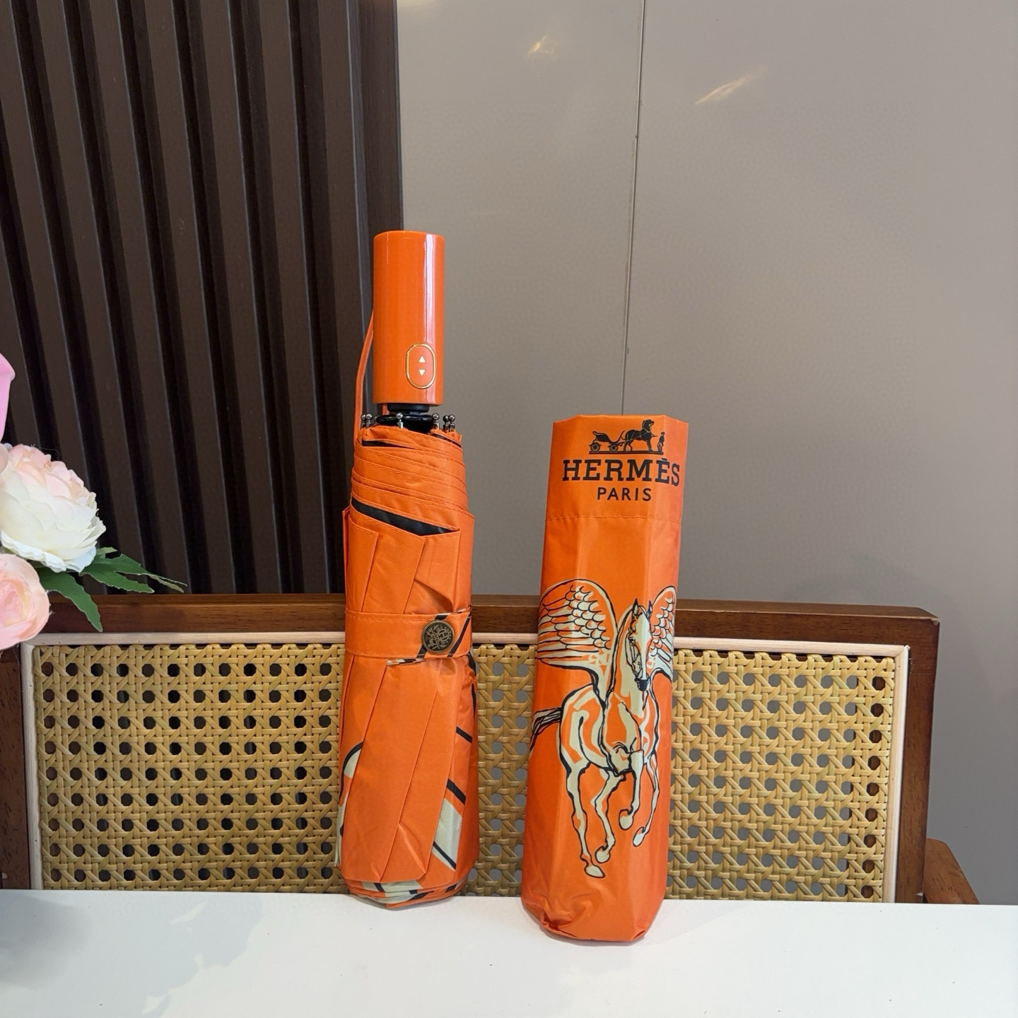爱马仕（Hermès）新款飞马 极品H家三折自动伞重磅呈现 以其精湛的工艺技术和源源不断的想像力 新涂层