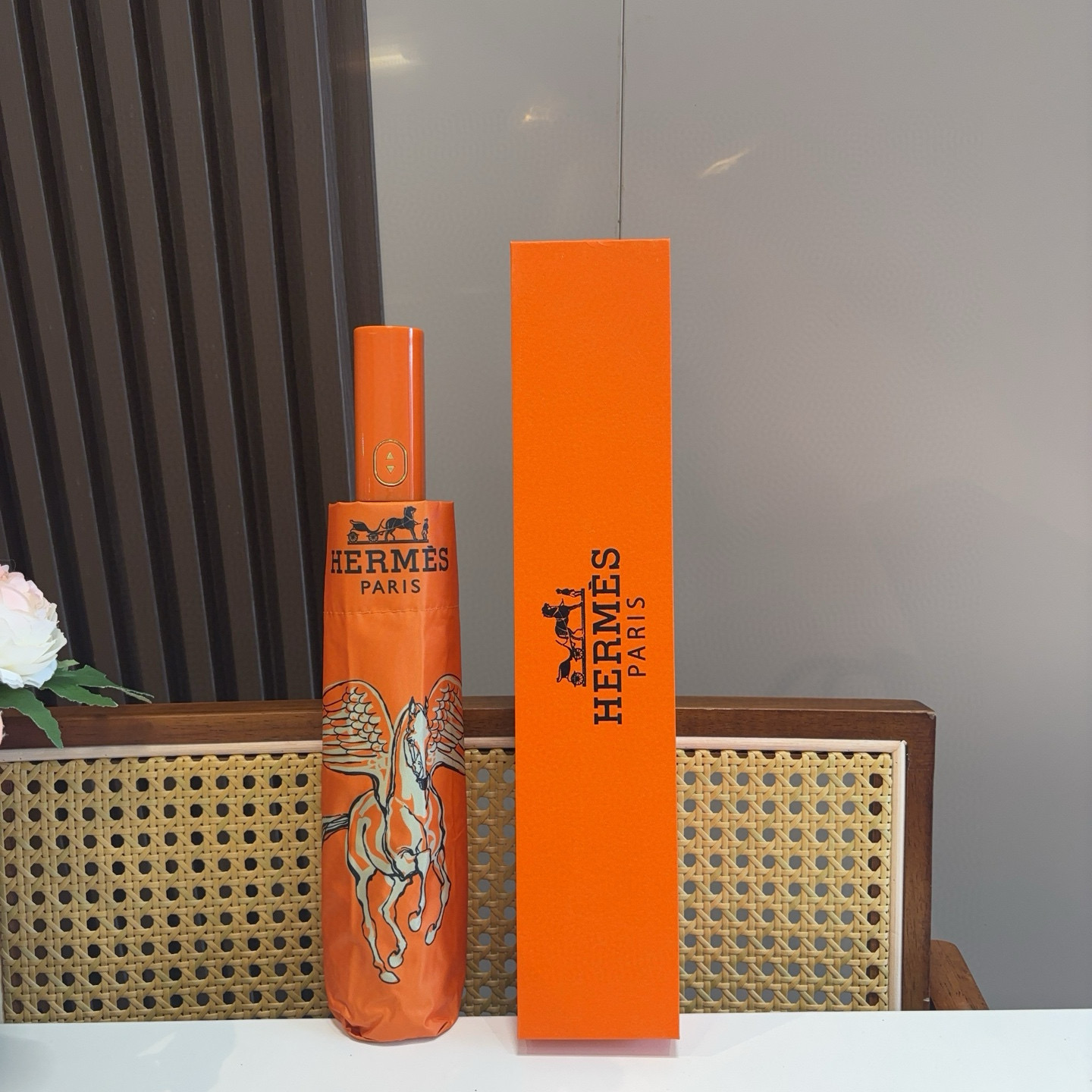 爱马仕（Hermès）新款飞马 极品H家三折自动伞重磅呈现 以其精湛的工艺技术和源源不断的想像力 新涂层