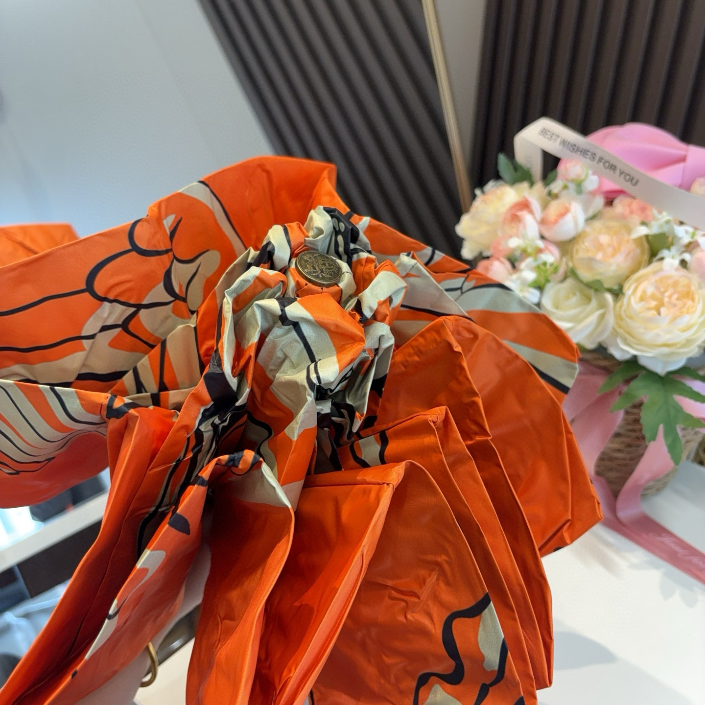 HERMÈS (爱马仕)新款 五折伞 热卖款 时尚指数爆表 不论晴天雨天使用都相得益彰 拥有它感受风从身