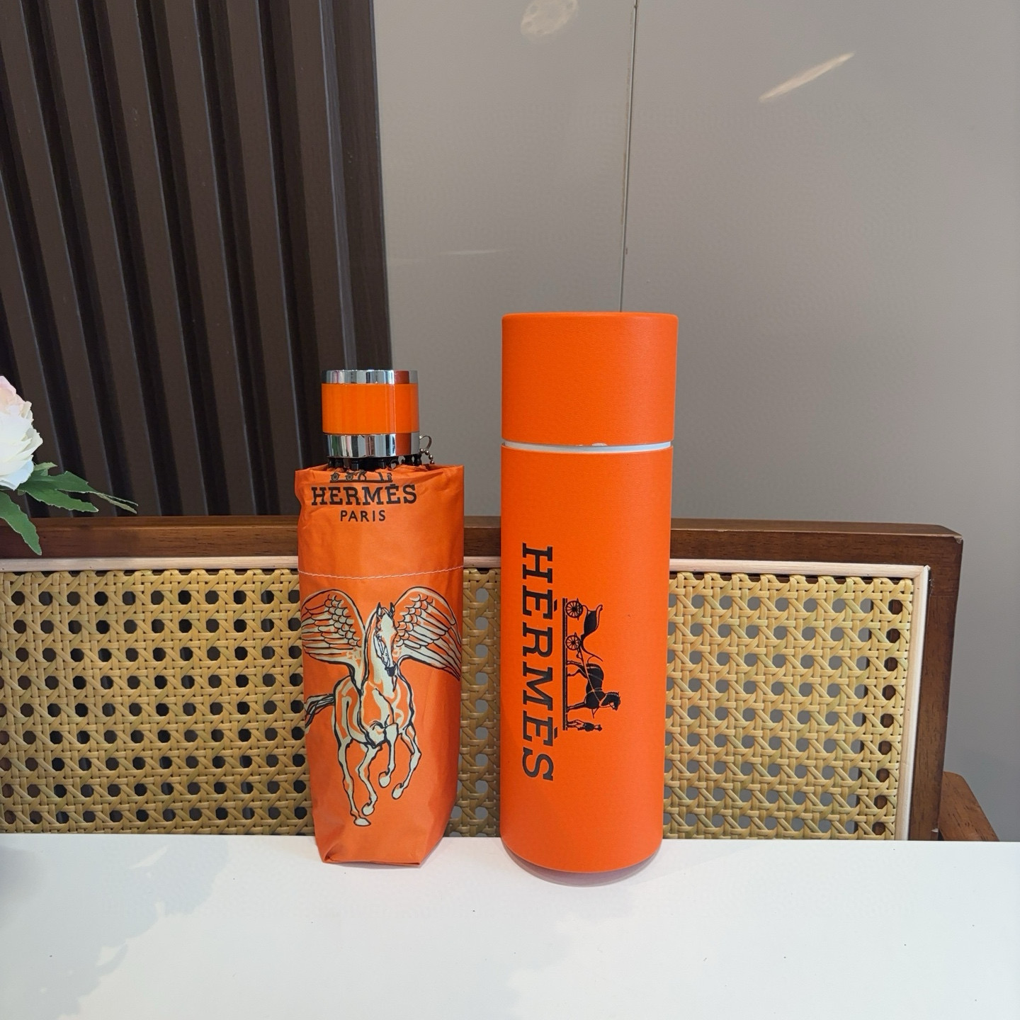 HERMÈS (爱马仕)新款 五折伞 热卖款 时尚指数爆表 不论晴天雨天使用都相得益彰 拥有它感受风从身