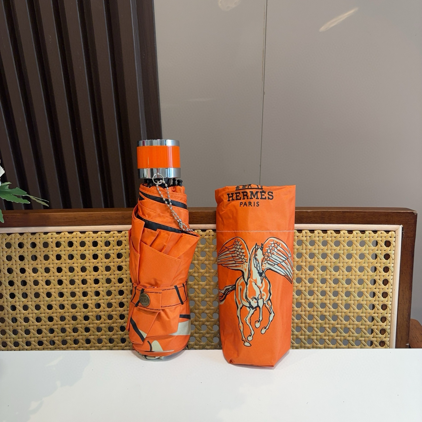 HERMÈS (爱马仕)新款 五折伞 热卖款 时尚指数爆表 不论晴天雨天使用都相得益彰 拥有它感受风从身