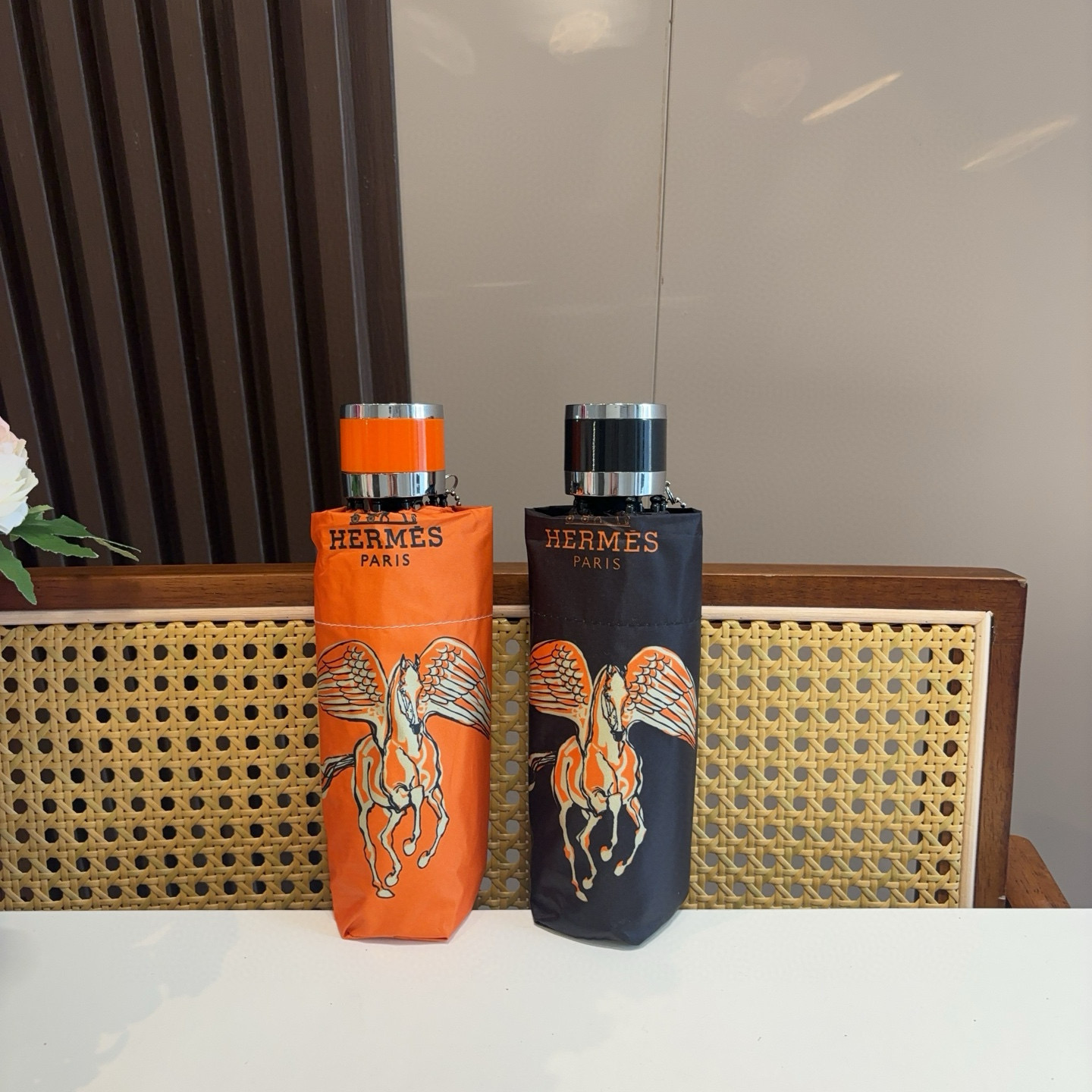 HERMÈS (爱马仕)新款 五折伞 热卖款 时尚指数爆表 不论晴天雨天使用都相得益彰 拥有它感受风从身