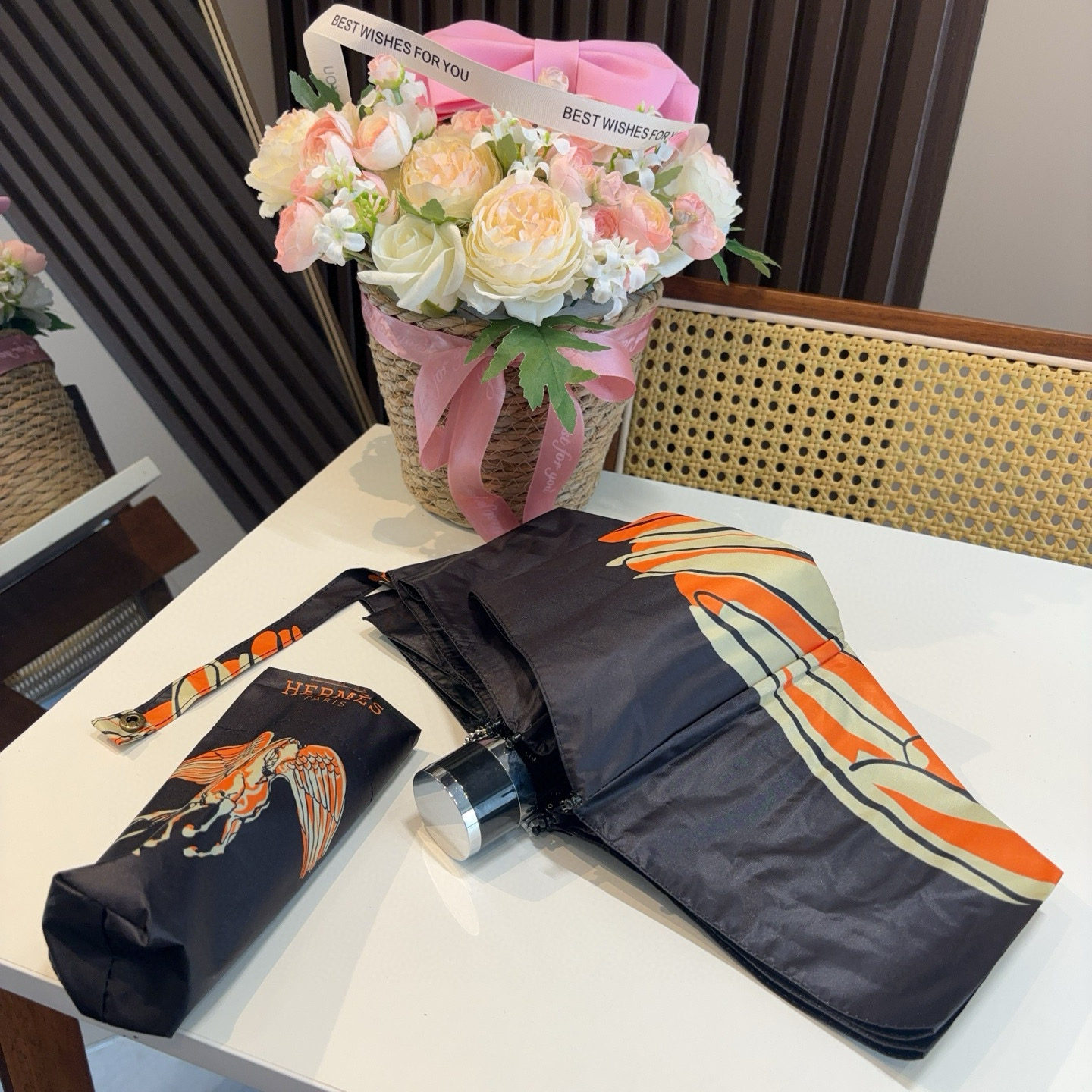 HERMÈS (爱马仕)新款 五折伞 热卖款 时尚指数爆表 不论晴天雨天使用都相得益彰 拥有它感受风从身