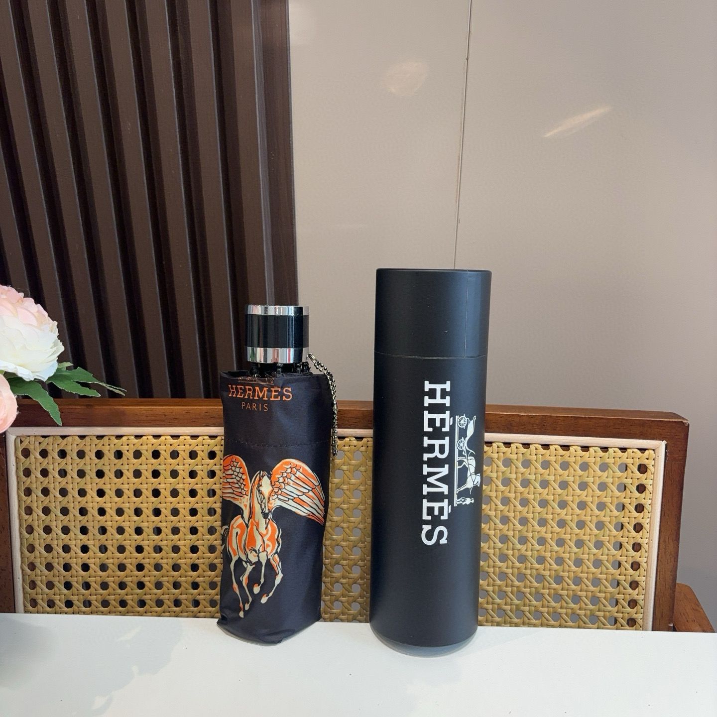 HERMÈS (爱马仕)新款 五折伞 热卖款 时尚指数爆表 不论晴天雨天使用都相得益彰 拥有它感受风从身
