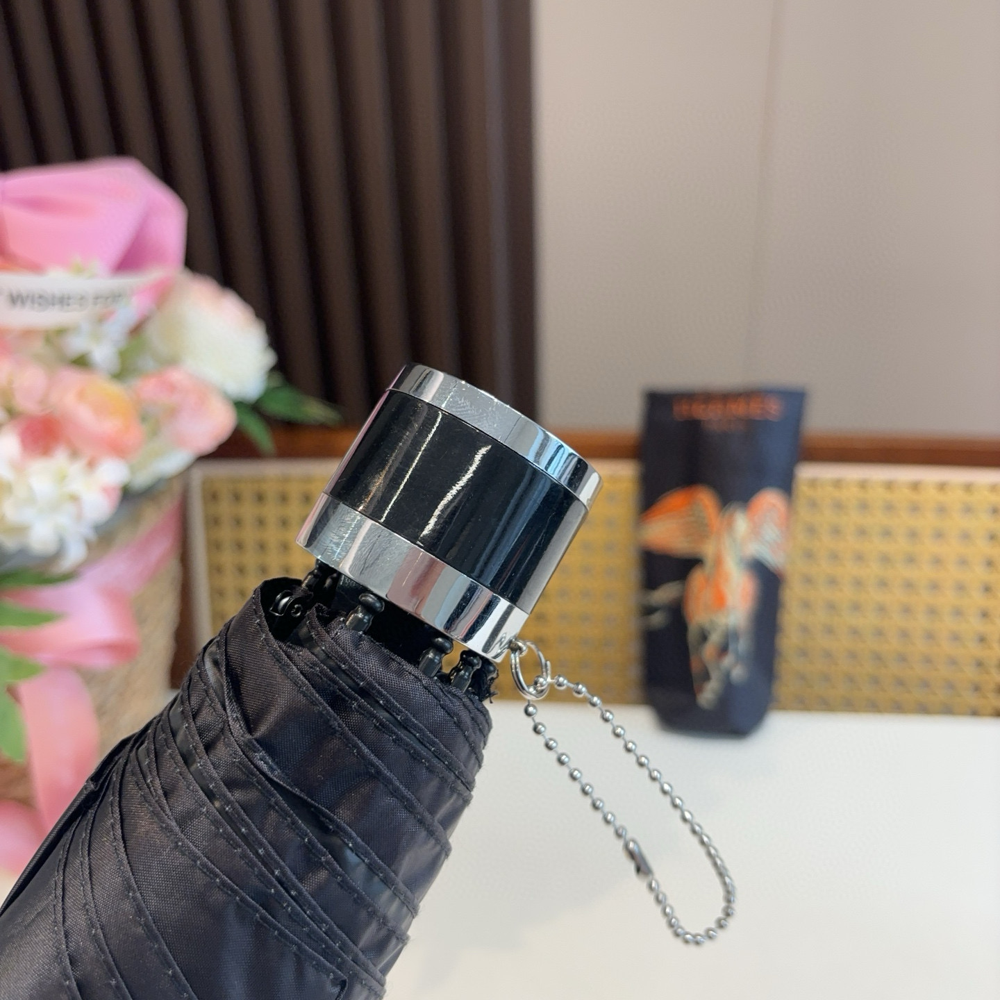 HERMÈS (爱马仕)新款 五折伞 热卖款 时尚指数爆表 不论晴天雨天使用都相得益彰 拥有它感受风从身