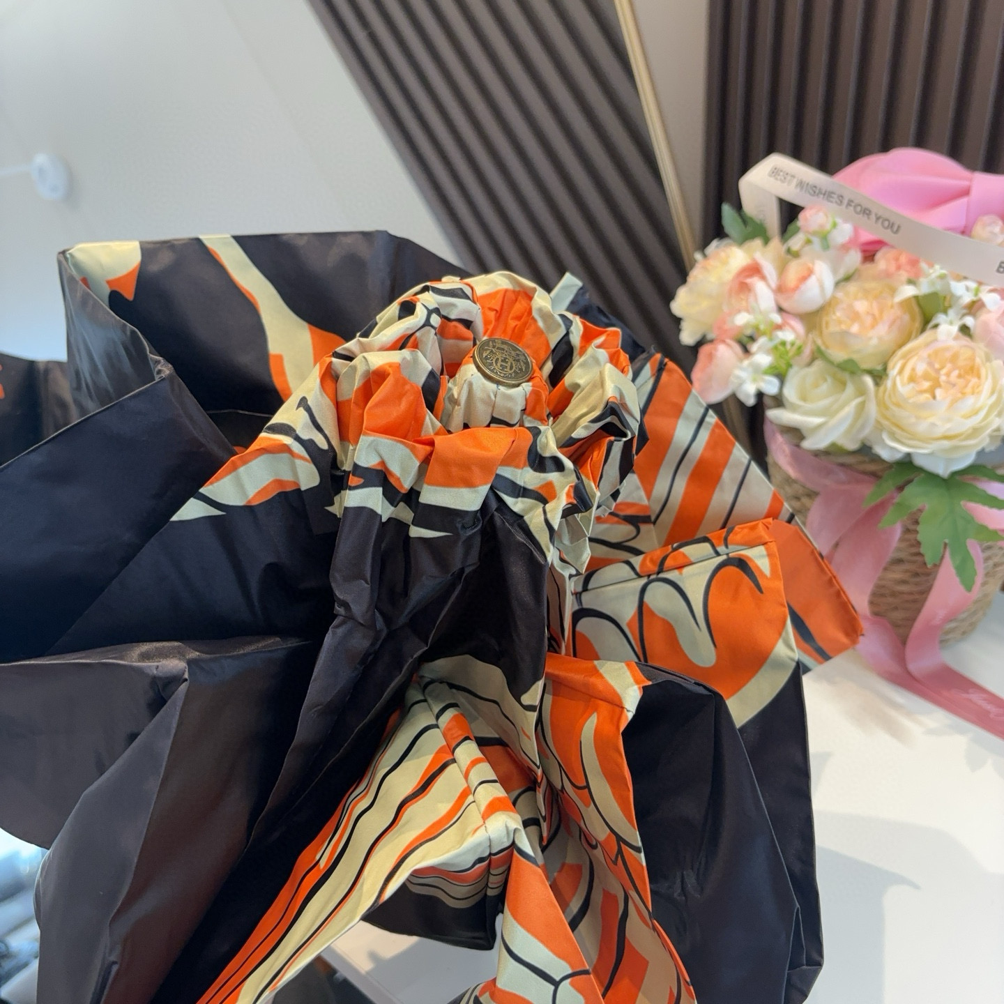 HERMÈS (爱马仕)新款 五折伞 热卖款 时尚指数爆表 不论晴天雨天使用都相得益彰 拥有它感受风从身