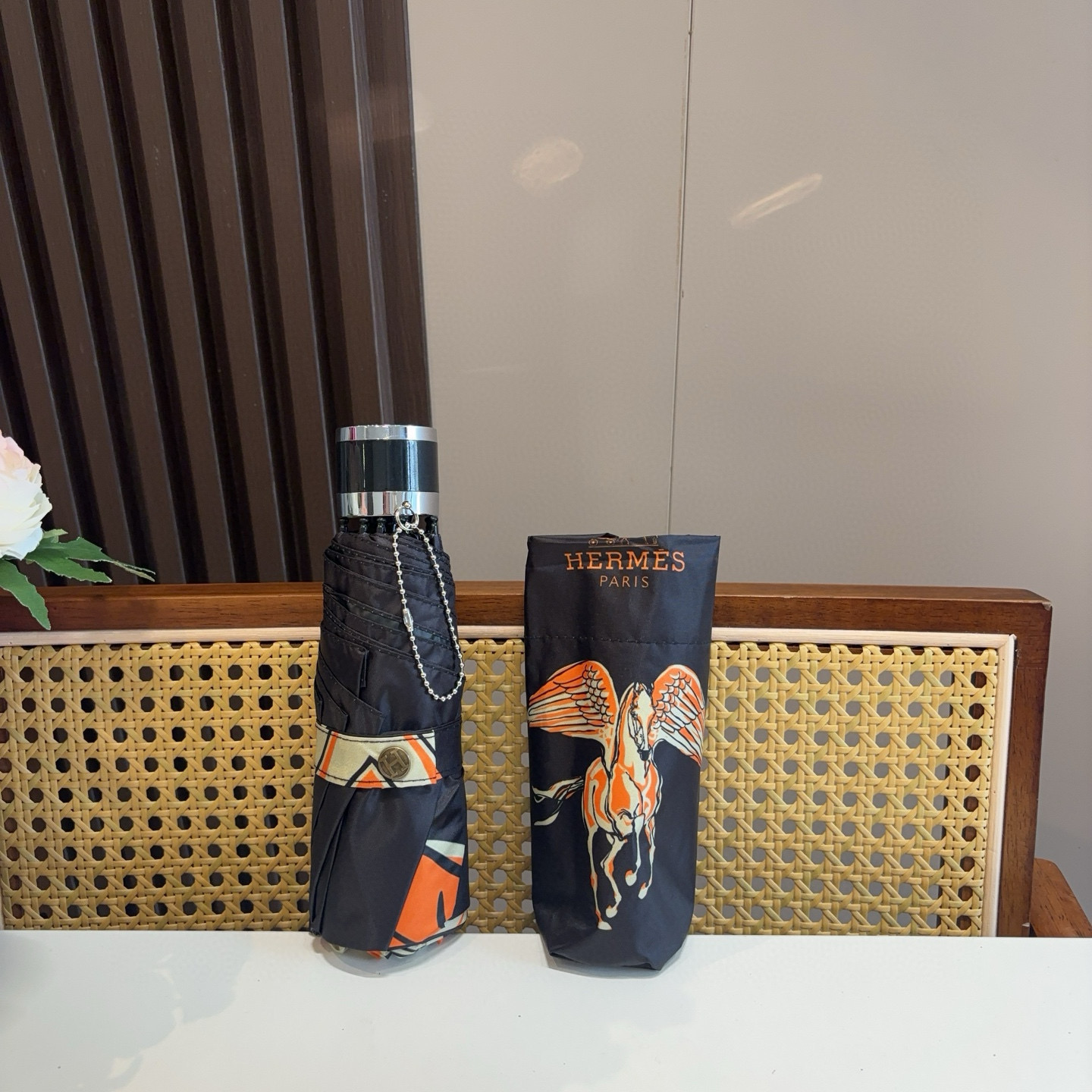 HERMÈS (爱马仕)新款 五折伞 热卖款 时尚指数爆表 不论晴天雨天使用都相得益彰 拥有它感受风从身