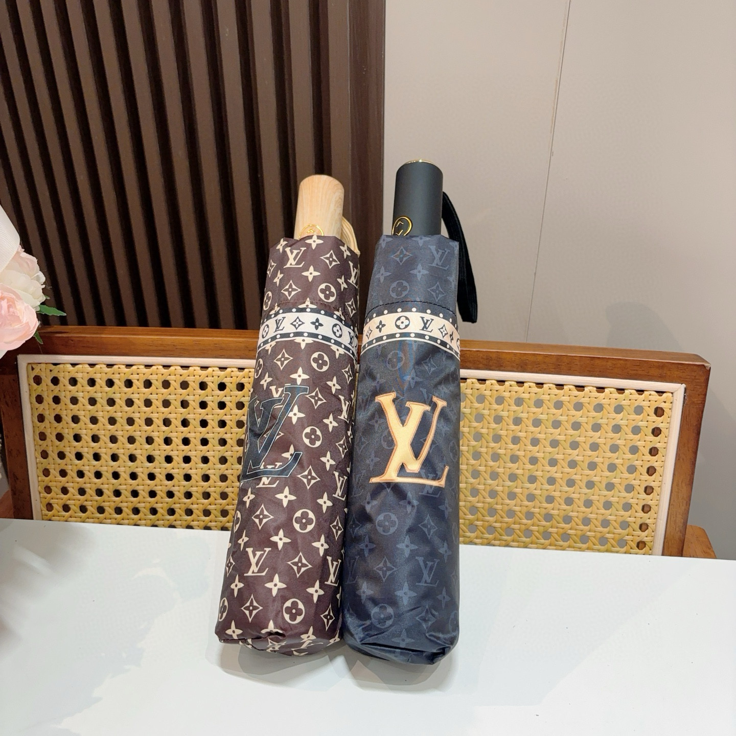  LOUIS VUITTON （路易威登）三折自动折叠晴雨伞 新涂层技术深色伞面 拥有令人惊喜的遮光效果