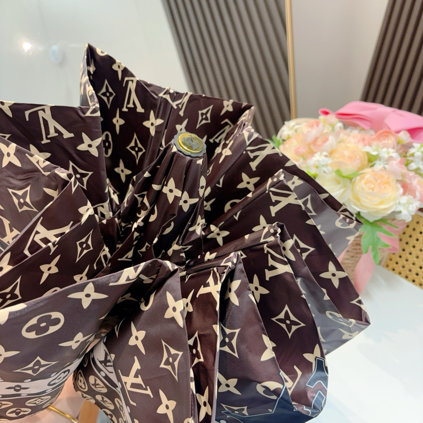  LOUIS VUITTON （路易威登）三折自动折叠晴雨伞 新涂层技术深色伞面 拥有令人惊喜的遮光效果