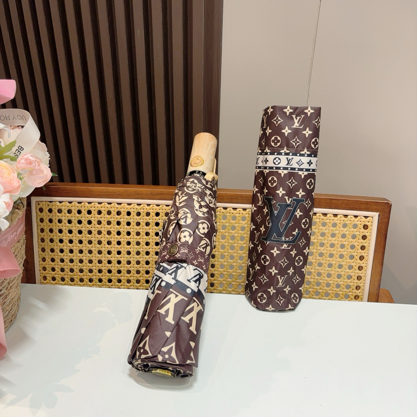  LOUIS VUITTON （路易威登）三折自动折叠晴雨伞 新涂层技术深色伞面 拥有令人惊喜的遮光效果
