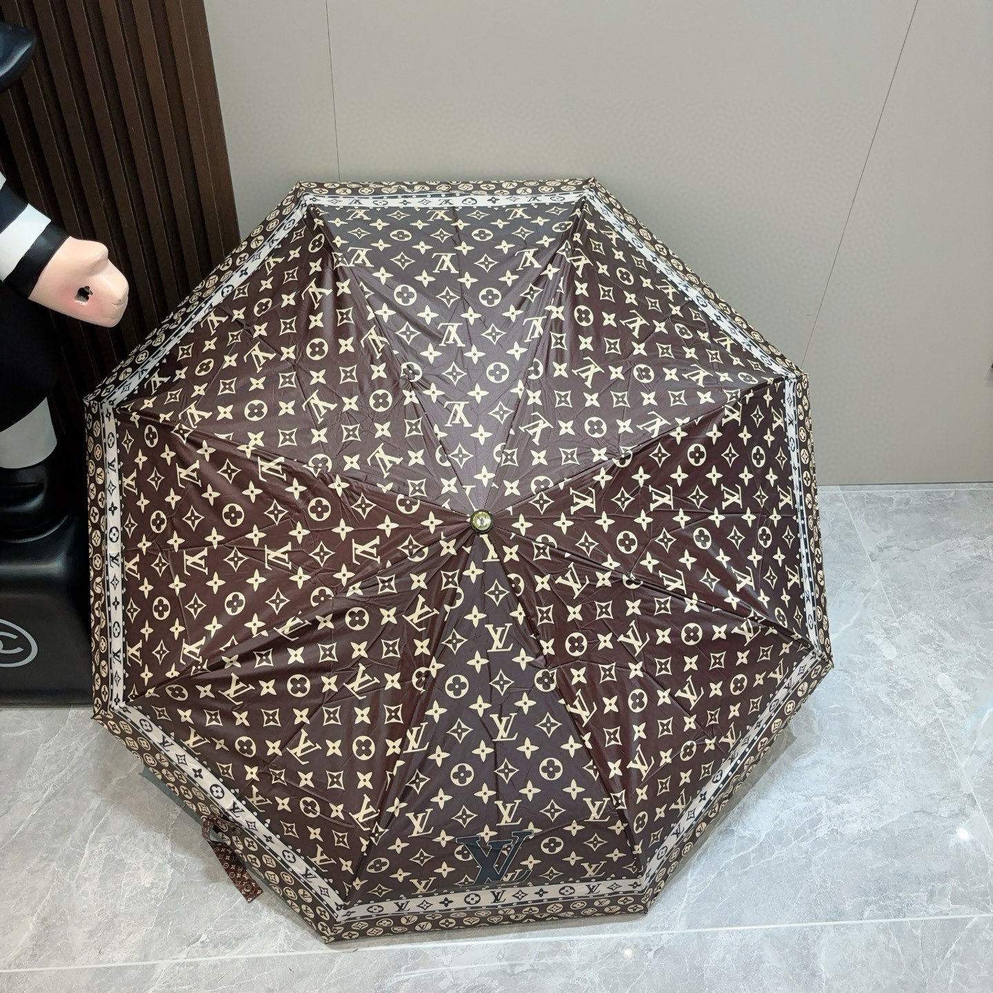  LOUIS VUITTON （路易威登）三折自动折叠晴雨伞 新涂层技术深色伞面 拥有令人惊喜的遮光效果