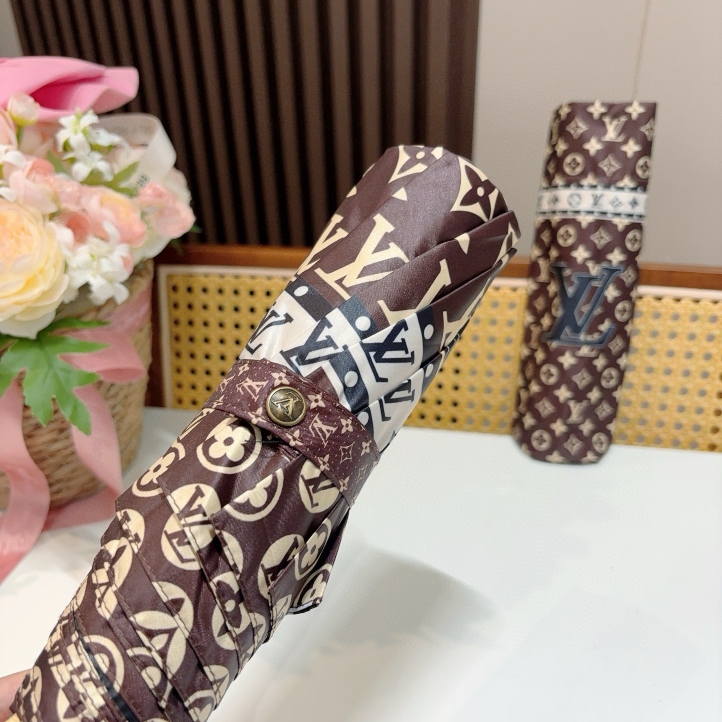  LOUIS VUITTON （路易威登）三折自动折叠晴雨伞 新涂层技术深色伞面 拥有令人惊喜的遮光效果