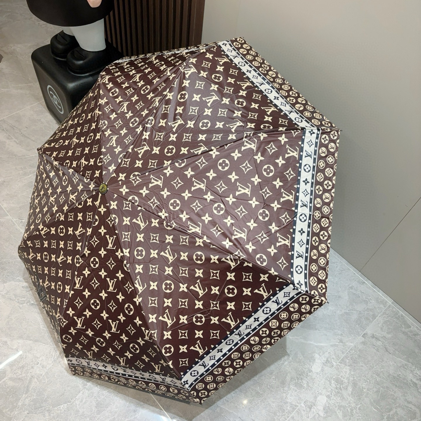  LOUIS VUITTON （路易威登）三折自动折叠晴雨伞 新涂层技术深色伞面 拥有令人惊喜的遮光效果