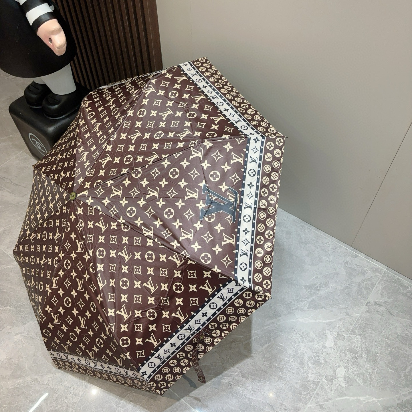  LOUIS VUITTON （路易威登）三折自动折叠晴雨伞 新涂层技术深色伞面 拥有令人惊喜的遮光效果