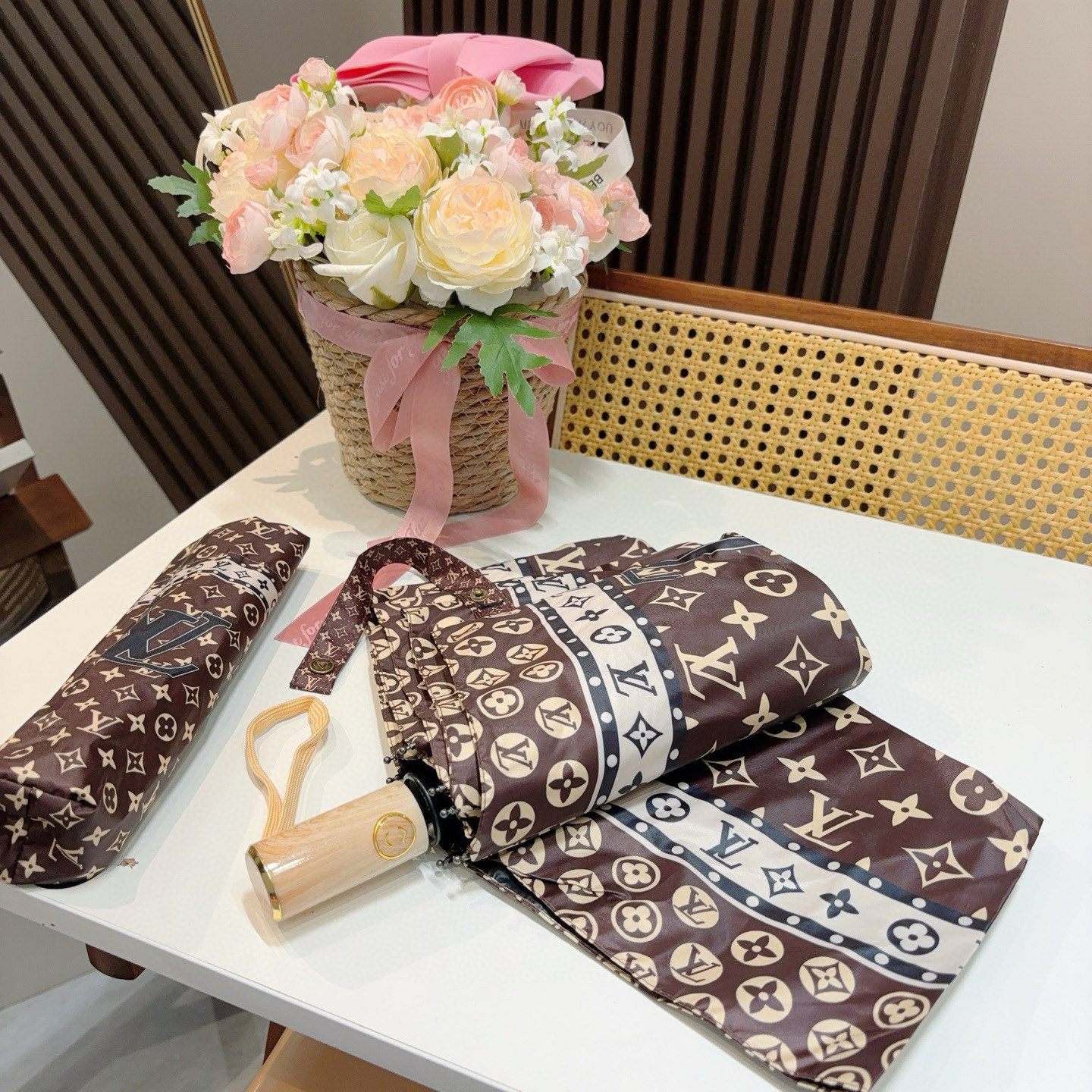  LOUIS VUITTON （路易威登）三折自动折叠晴雨伞 新涂层技术深色伞面 拥有令人惊喜的遮光效果