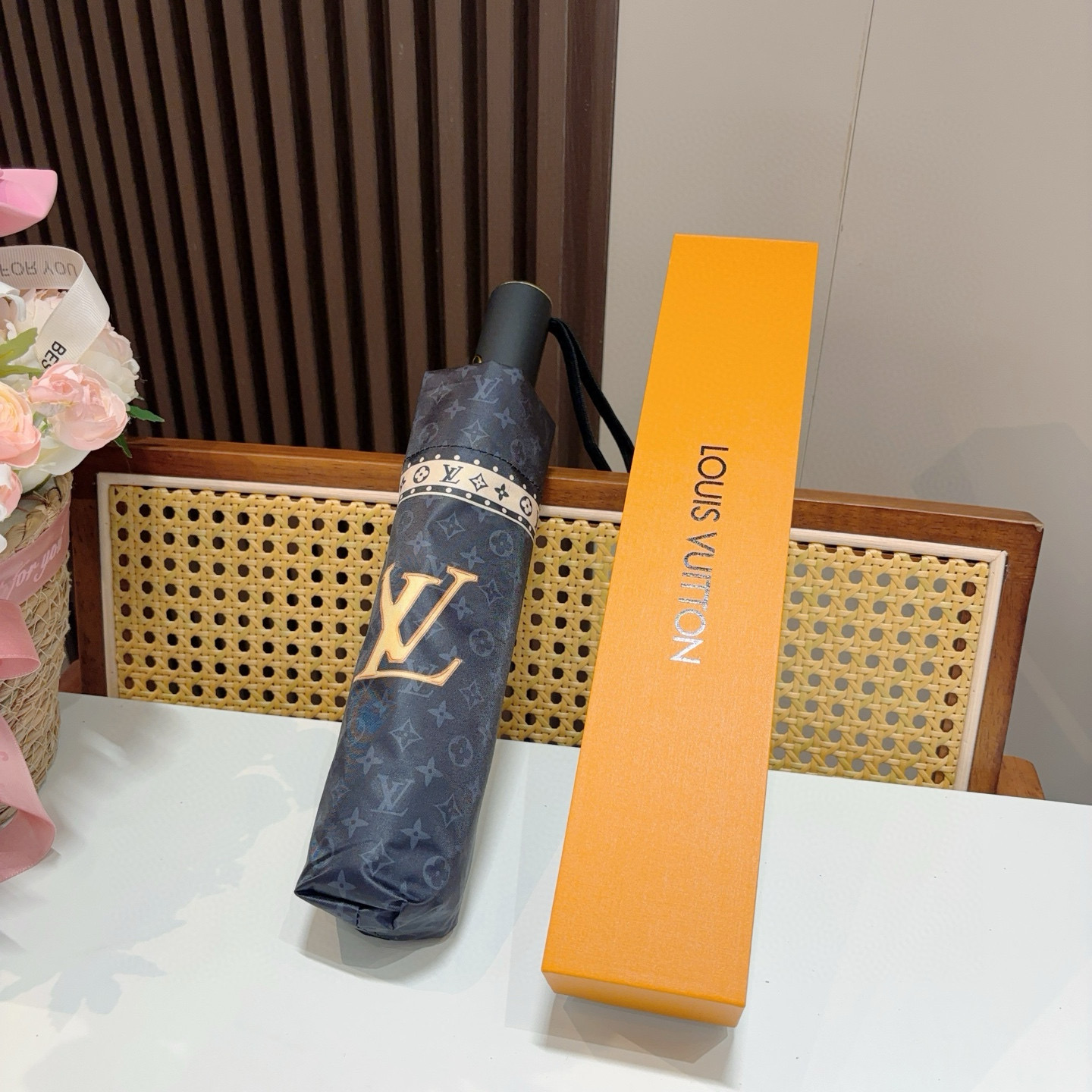  LOUIS VUITTON （路易威登）三折自动折叠晴雨伞 新涂层技术深色伞面 拥有令人惊喜的遮光效果