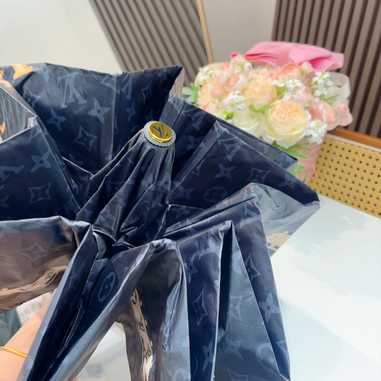  LOUIS VUITTON （路易威登）三折自动折叠晴雨伞 新涂层技术深色伞面 拥有令人惊喜的遮光效果