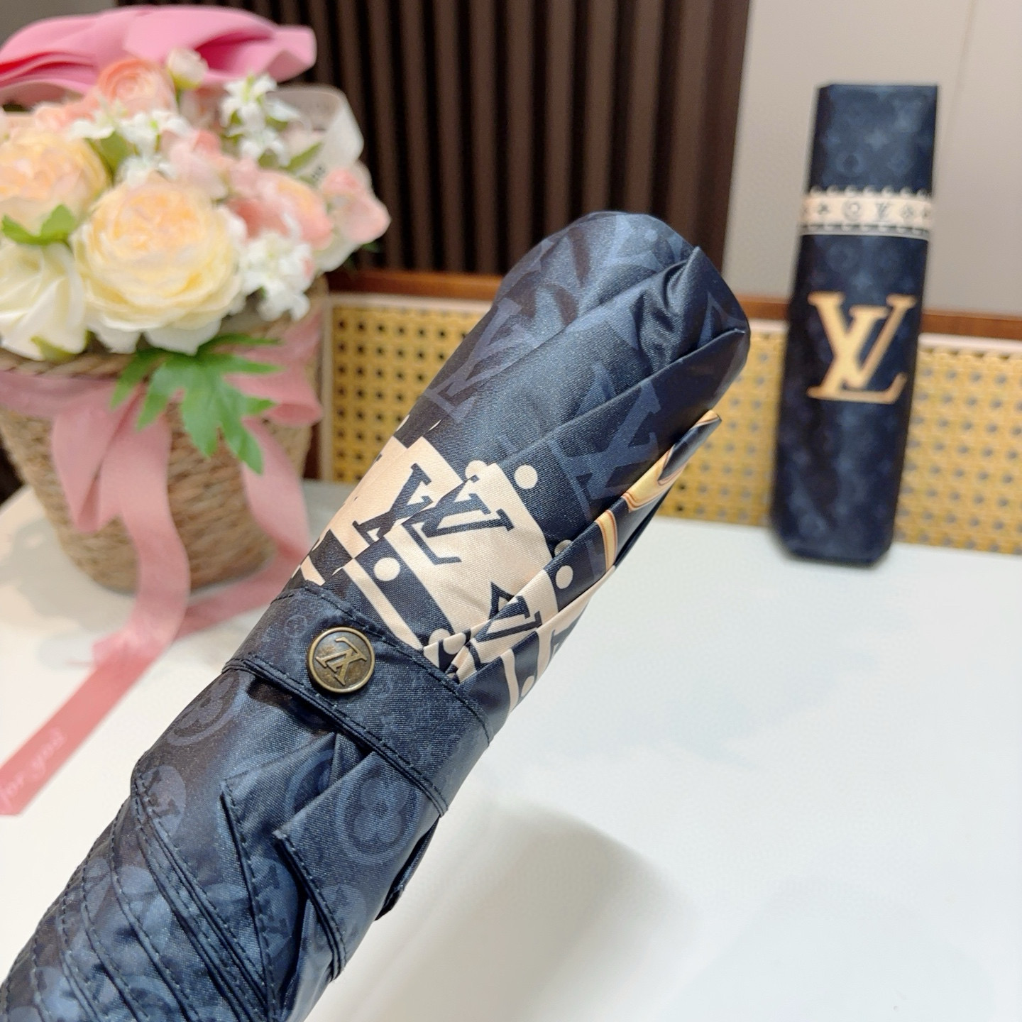  LOUIS VUITTON （路易威登）三折自动折叠晴雨伞 新涂层技术深色伞面 拥有令人惊喜的遮光效果
