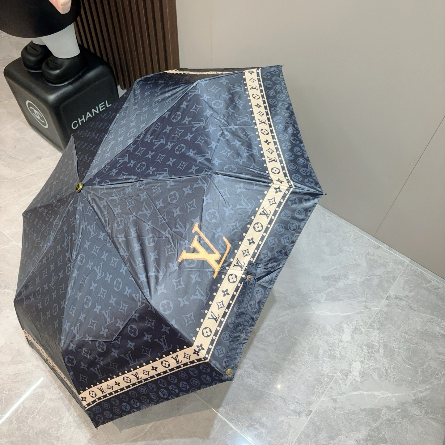  LOUIS VUITTON （路易威登）三折自动折叠晴雨伞 新涂层技术深色伞面 拥有令人惊喜的遮光效果