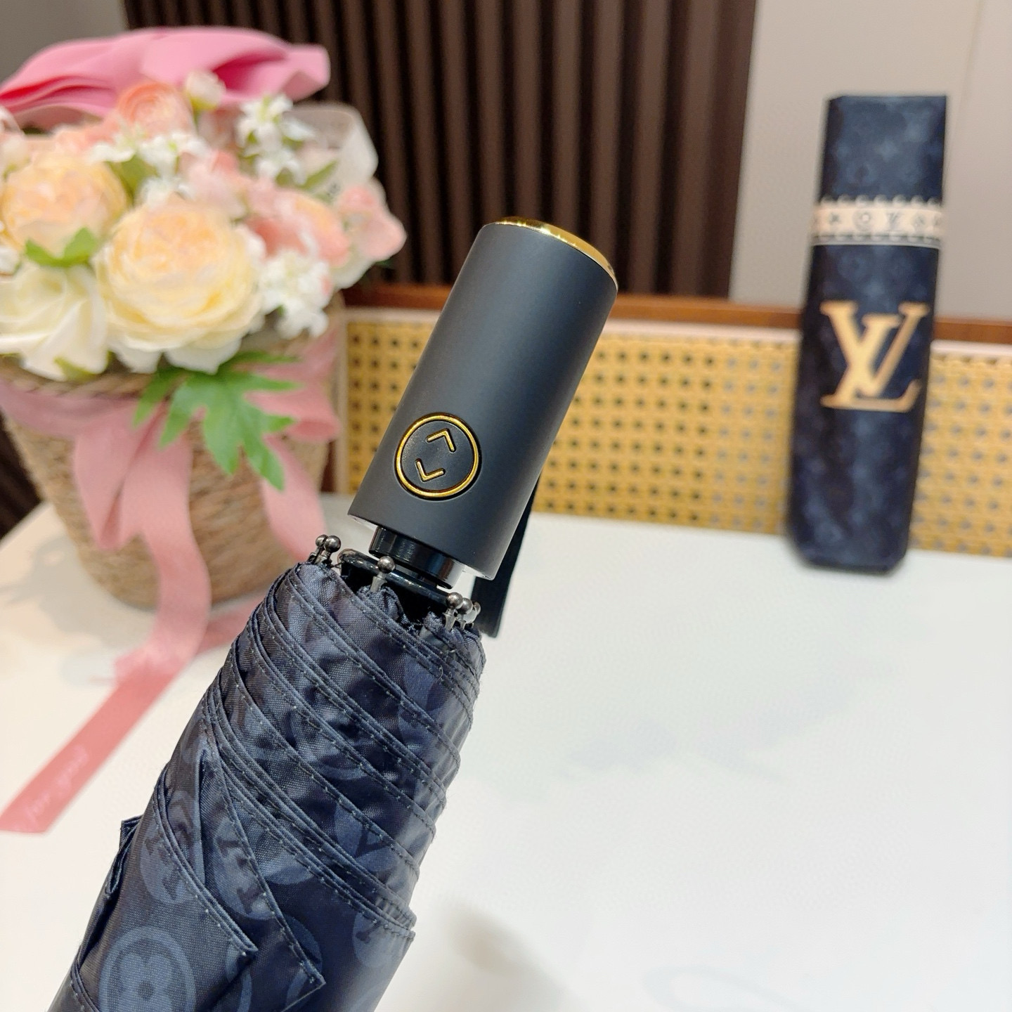  LOUIS VUITTON （路易威登）三折自动折叠晴雨伞 新涂层技术深色伞面 拥有令人惊喜的遮光效果