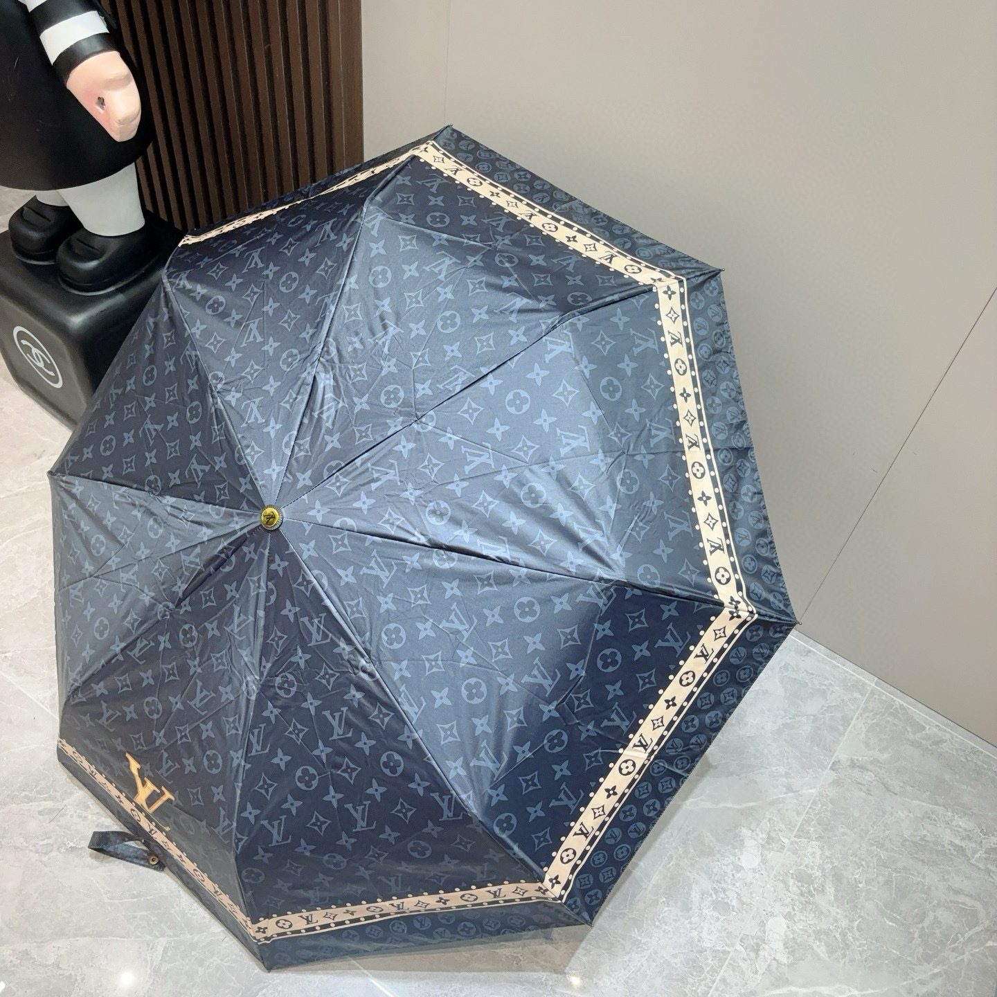  LOUIS VUITTON （路易威登）三折自动折叠晴雨伞 新涂层技术深色伞面 拥有令人惊喜的遮光效果