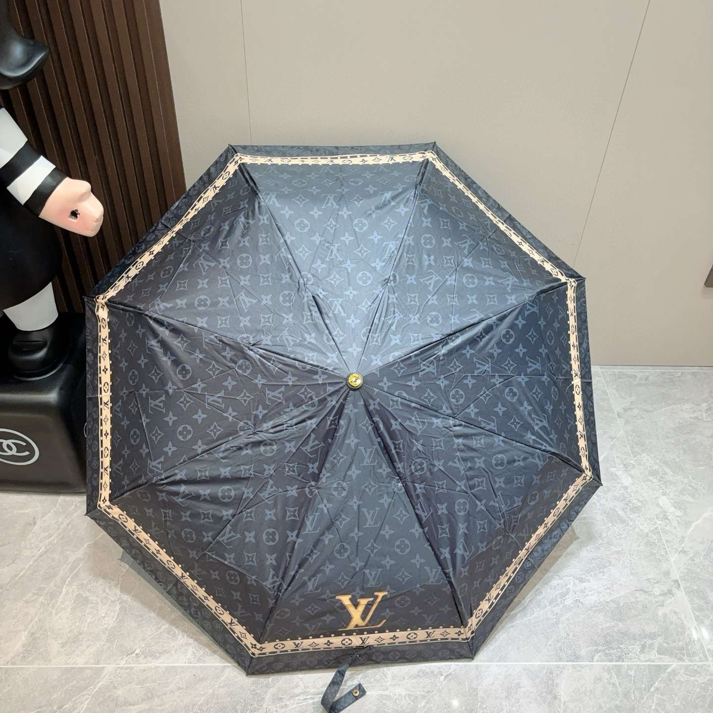  LOUIS VUITTON （路易威登）三折自动折叠晴雨伞 新涂层技术深色伞面 拥有令人惊喜的遮光效果