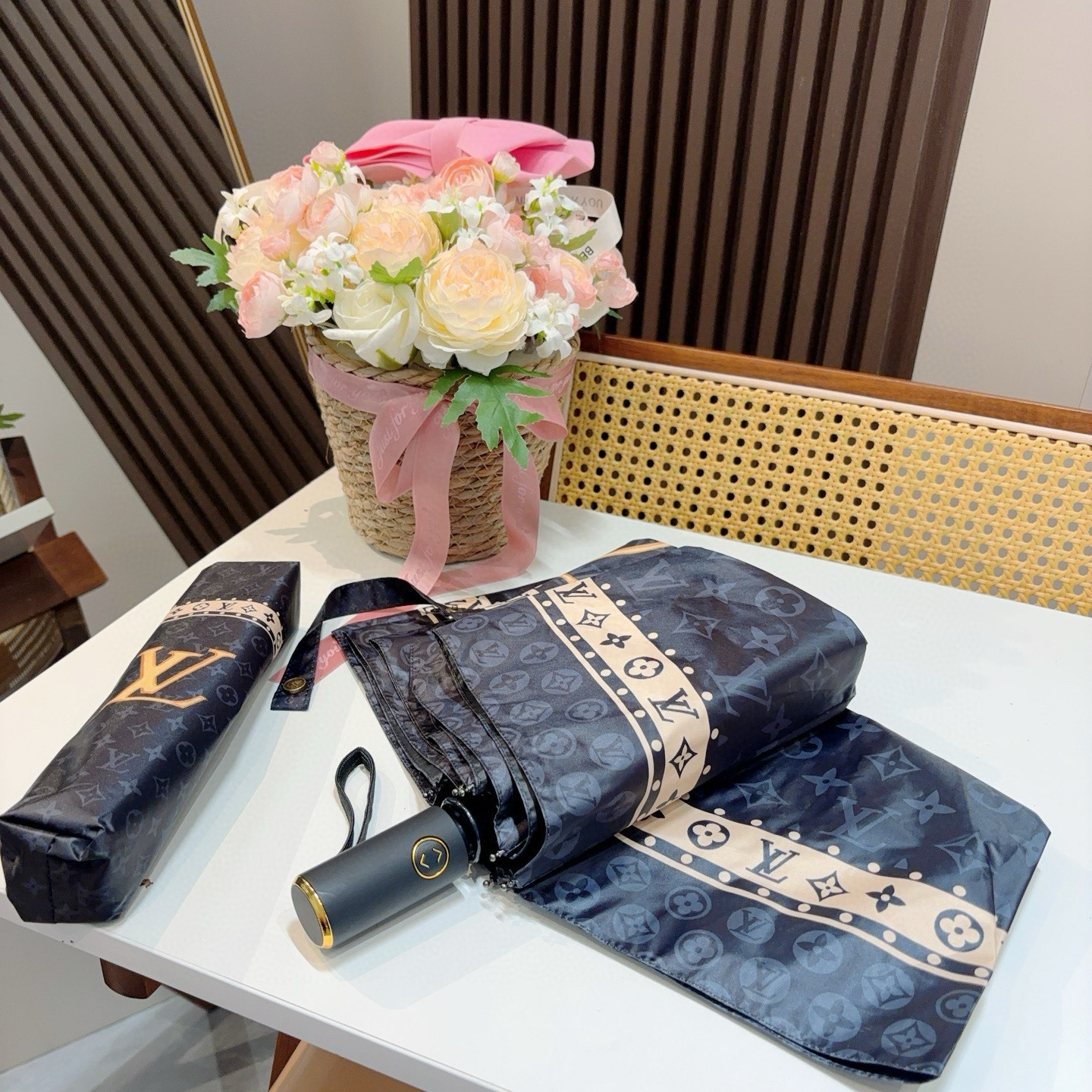  LOUIS VUITTON （路易威登）三折自动折叠晴雨伞 新涂层技术深色伞面 拥有令人惊喜的遮光效果