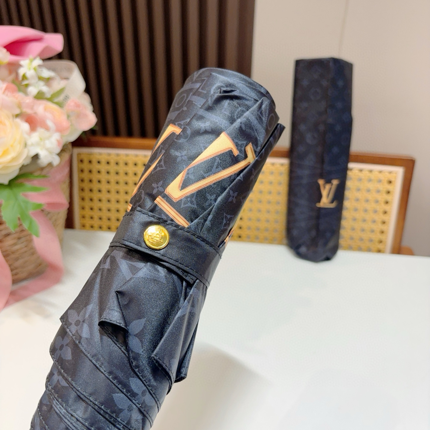  LOUIS VUITTON （路易威登）三折自动折叠晴雨伞 新涂层技术深色伞面 拥有令人惊喜的遮光效果
