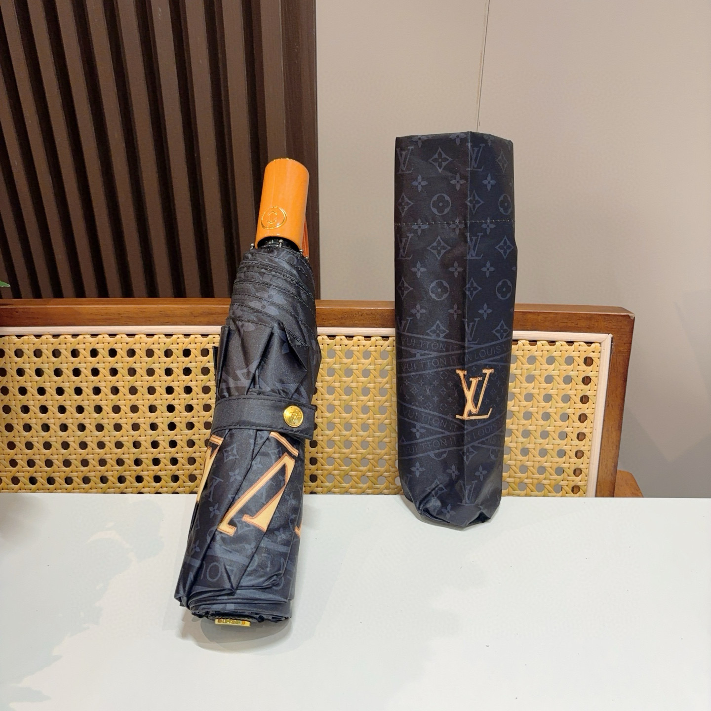  LOUIS VUITTON （路易威登）三折自动折叠晴雨伞 新涂层技术深色伞面 拥有令人惊喜的遮光效果