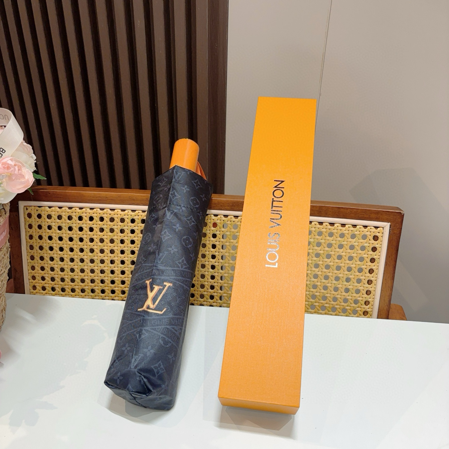  LOUIS VUITTON （路易威登）三折自动折叠晴雨伞 新涂层技术深色伞面 拥有令人惊喜的遮光效果
