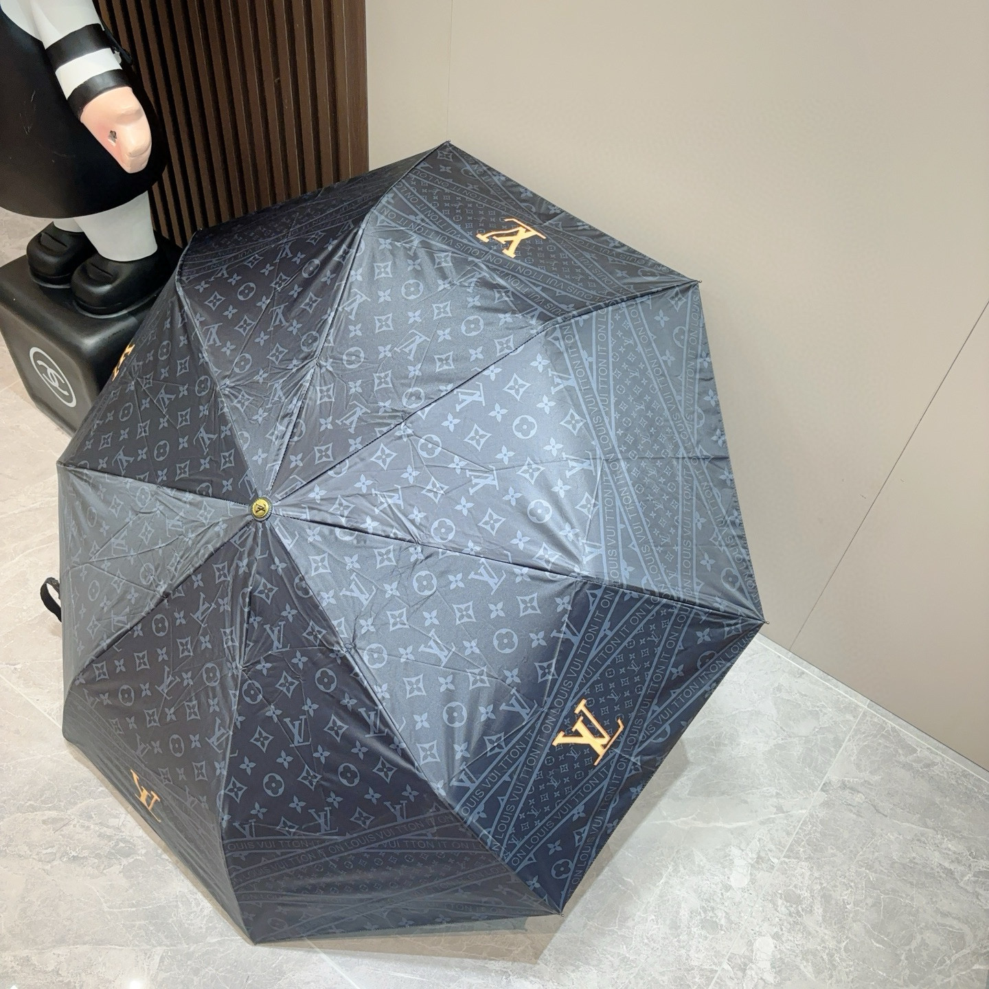  LOUIS VUITTON （路易威登）三折自动折叠晴雨伞 新涂层技术深色伞面 拥有令人惊喜的遮光效果
