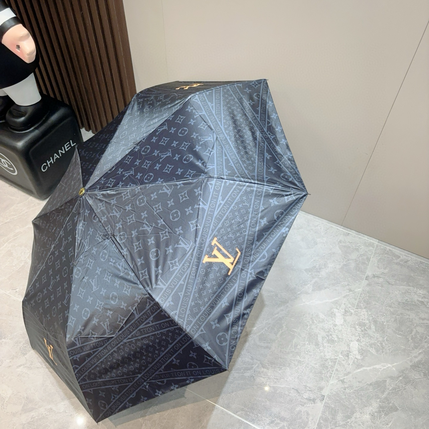  LOUIS VUITTON （路易威登）三折自动折叠晴雨伞 新涂层技术深色伞面 拥有令人惊喜的遮光效果
