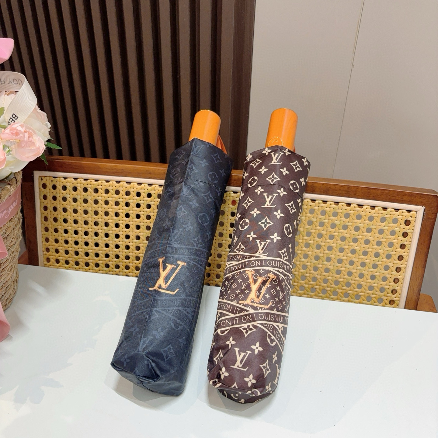 LOUIS VUITTON （路易威登）三折自动折叠晴雨伞 新涂层技术深色伞面 拥有令人惊喜的遮光效果