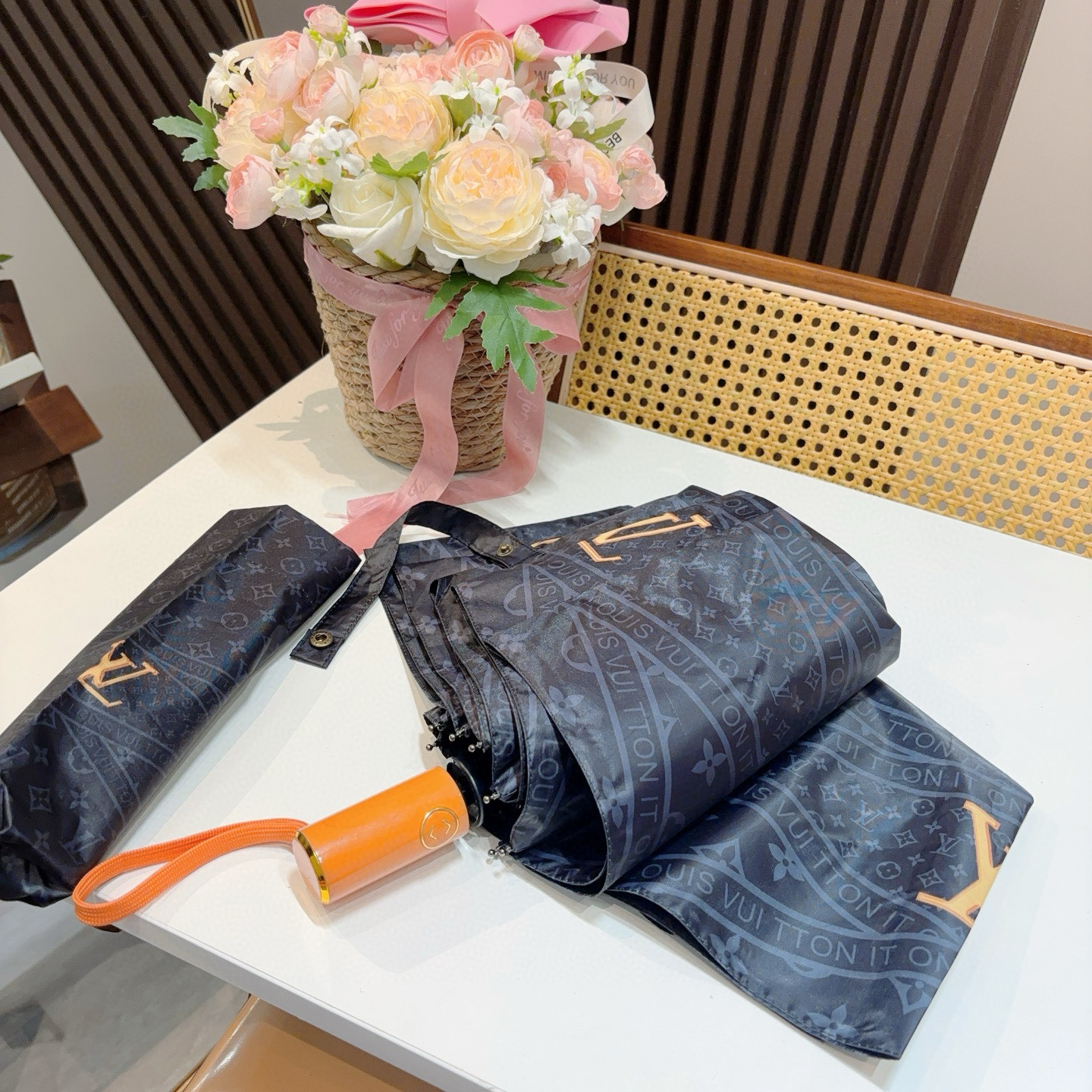  LOUIS VUITTON （路易威登）三折自动折叠晴雨伞 新涂层技术深色伞面 拥有令人惊喜的遮光效果