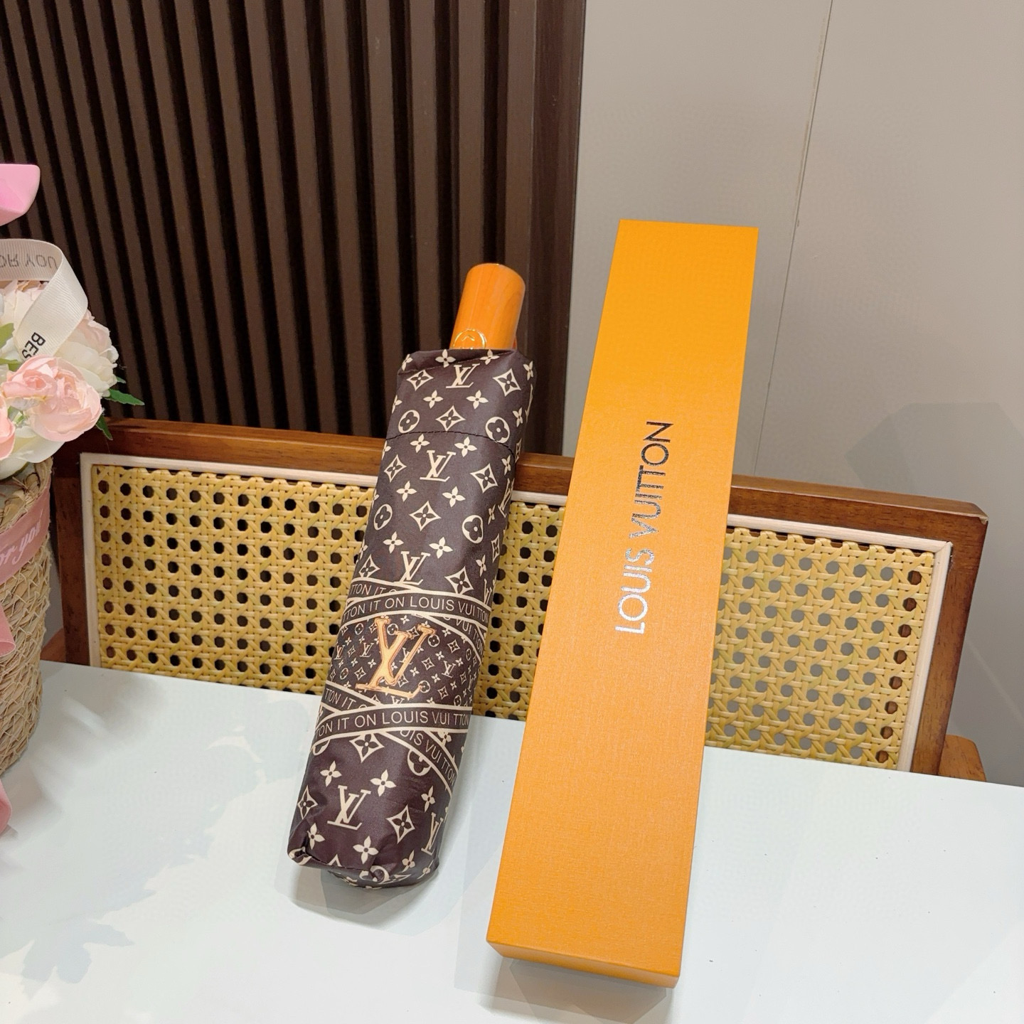  LOUIS VUITTON （路易威登）三折自动折叠晴雨伞 新涂层技术深色伞面 拥有令人惊喜的遮光效果