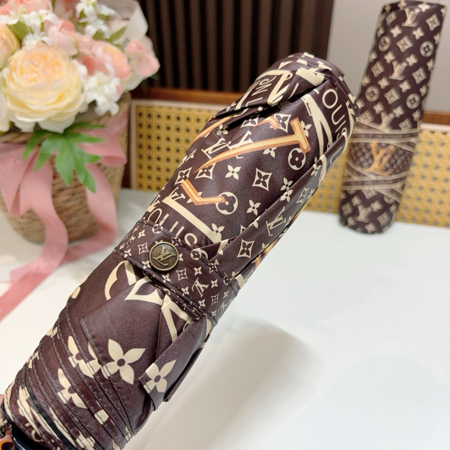  LOUIS VUITTON （路易威登）三折自动折叠晴雨伞 新涂层技术深色伞面 拥有令人惊喜的遮光效果