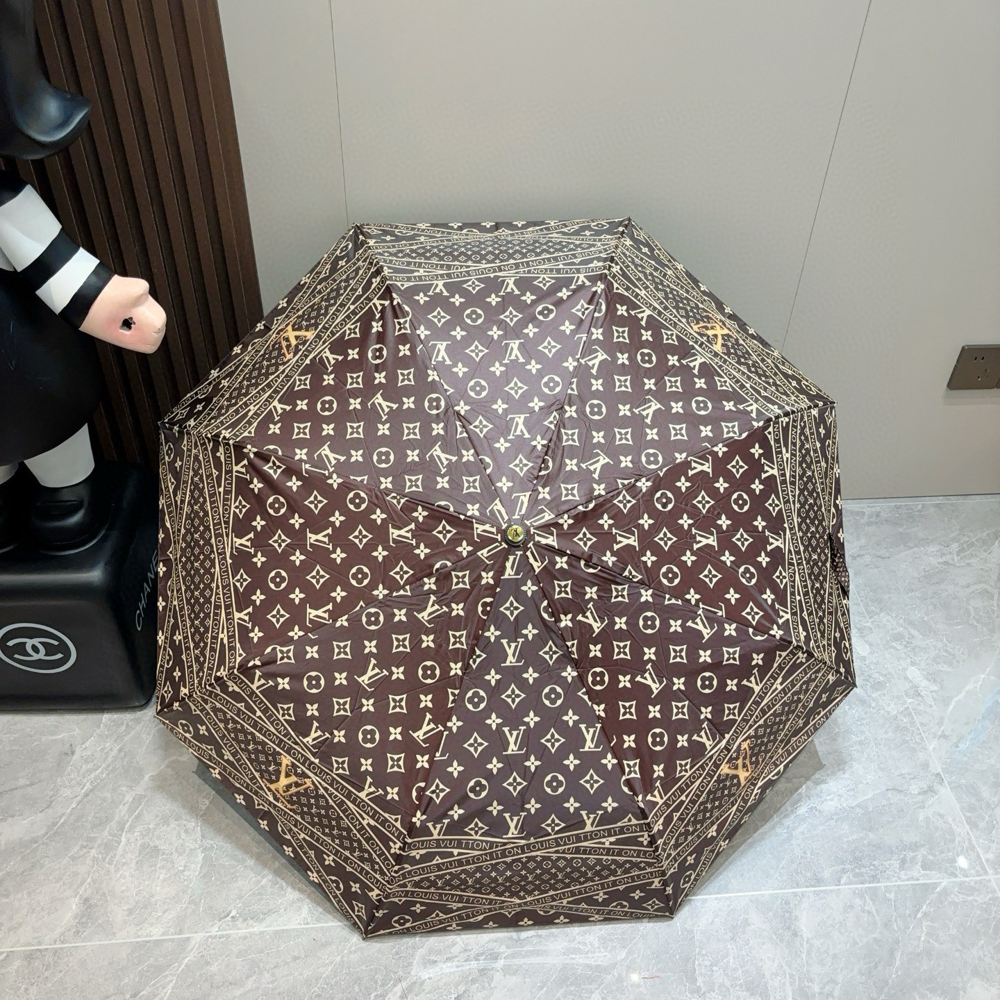  LOUIS VUITTON （路易威登）三折自动折叠晴雨伞 新涂层技术深色伞面 拥有令人惊喜的遮光效果