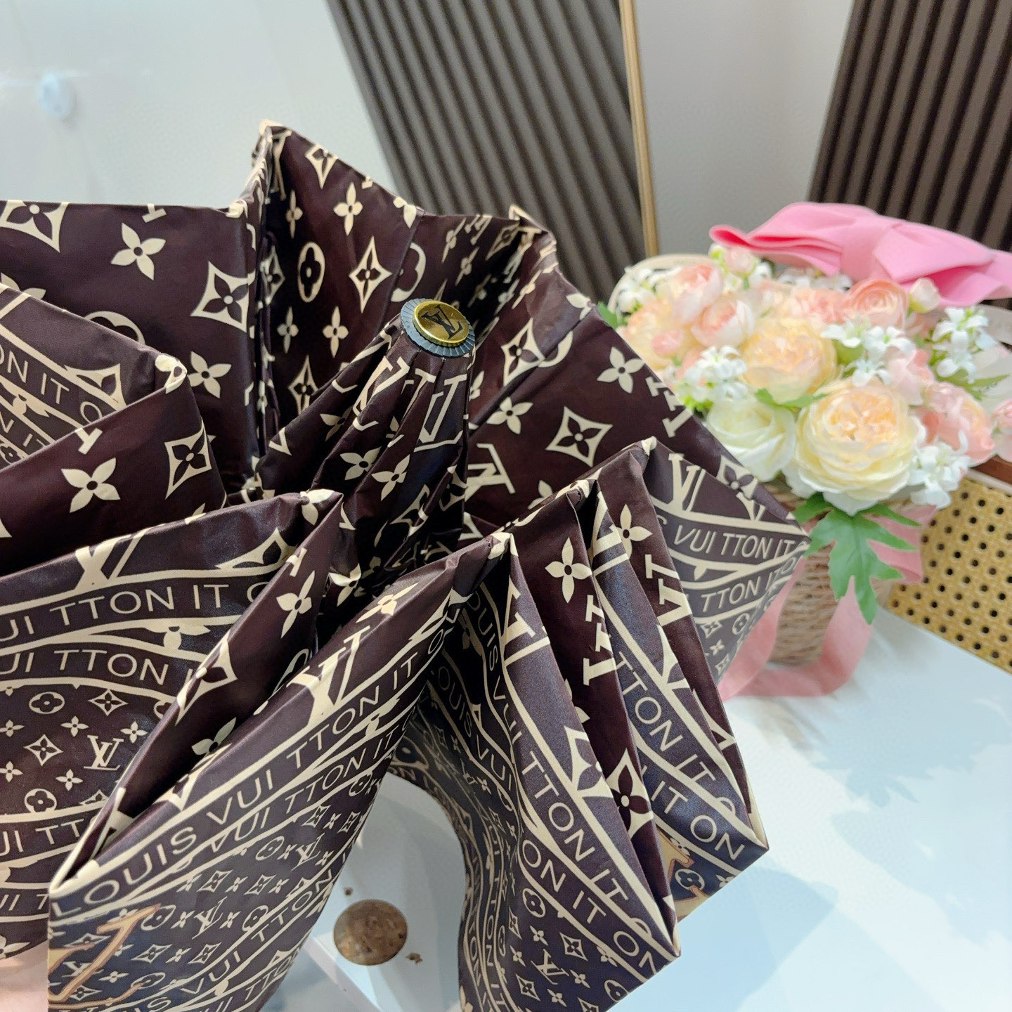  LOUIS VUITTON （路易威登）三折自动折叠晴雨伞 新涂层技术深色伞面 拥有令人惊喜的遮光效果