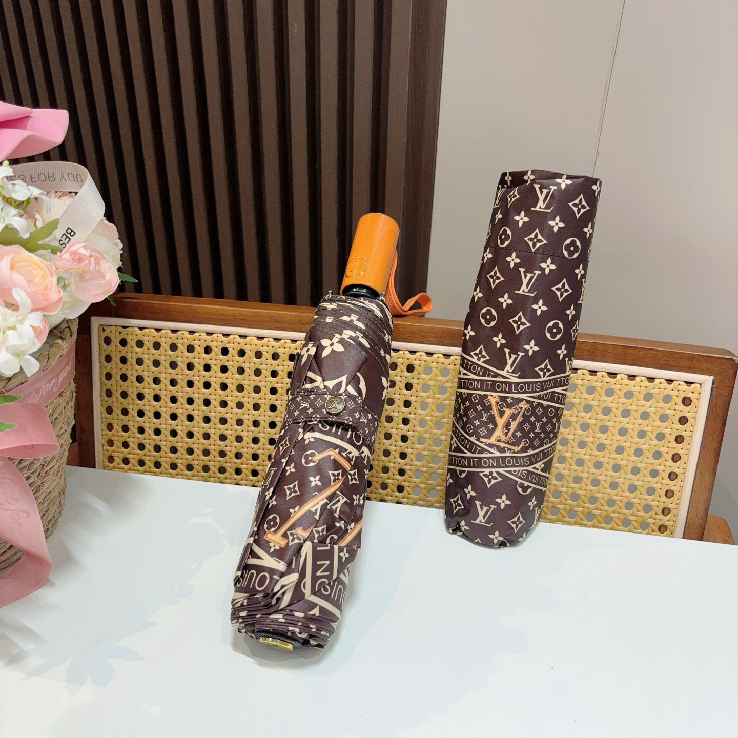  LOUIS VUITTON （路易威登）三折自动折叠晴雨伞 新涂层技术深色伞面 拥有令人惊喜的遮光效果